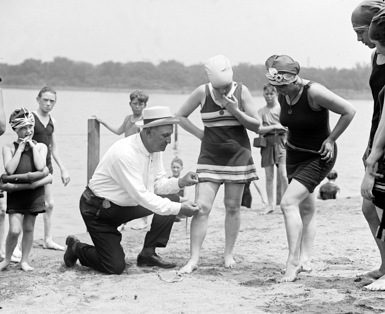 Pomiarowe stroje kąpielowe, ok. 1922 autorstwa American Photographer