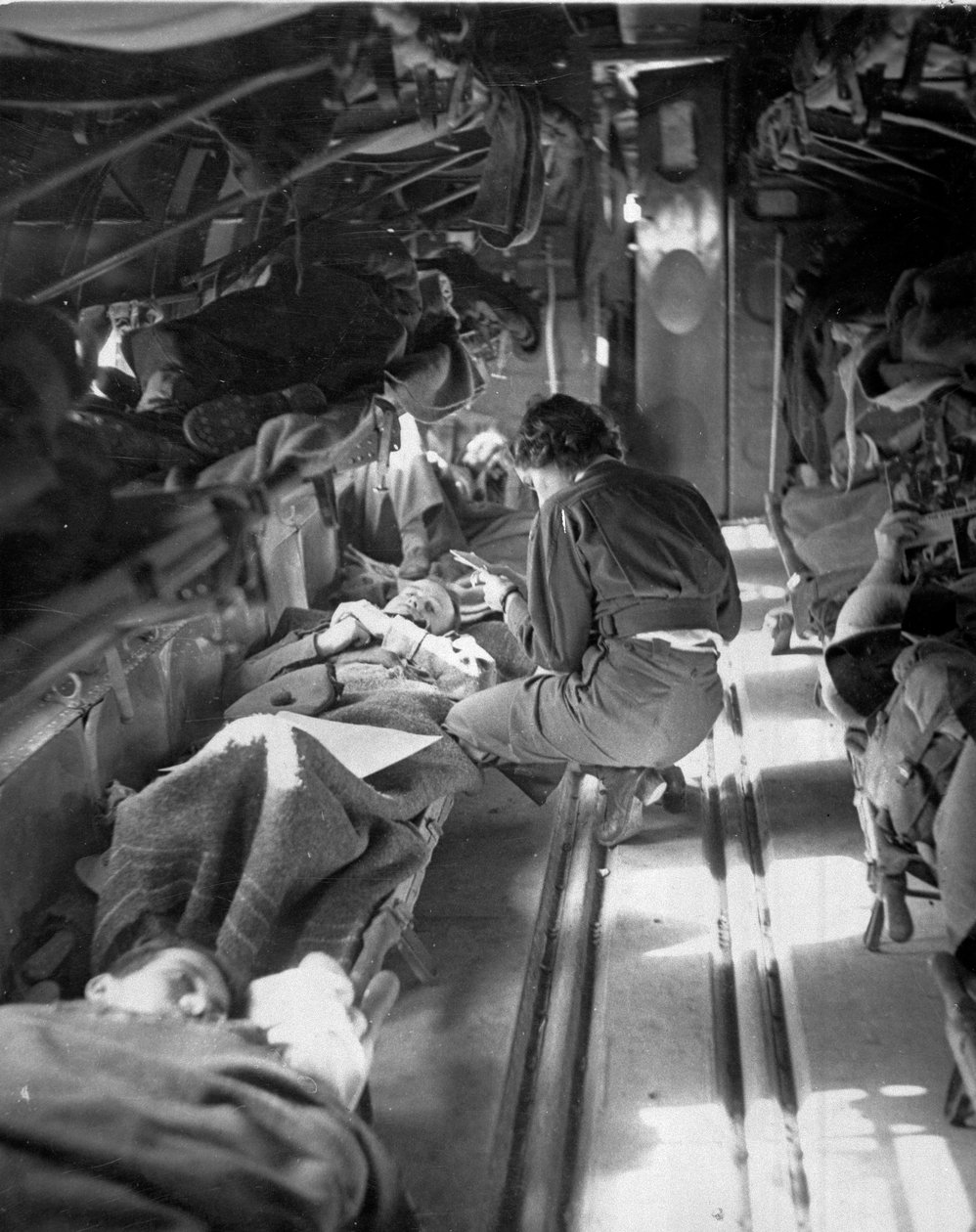 Panna Mary Smith z Południowej Karoliny lecząca pacjentów podczas lotu do Afryki Północnej, ok. 1943-45, z kolekcji 650 fotografii zebranej przez Stowarzyszenie Komandosów autorstwa American Photographer