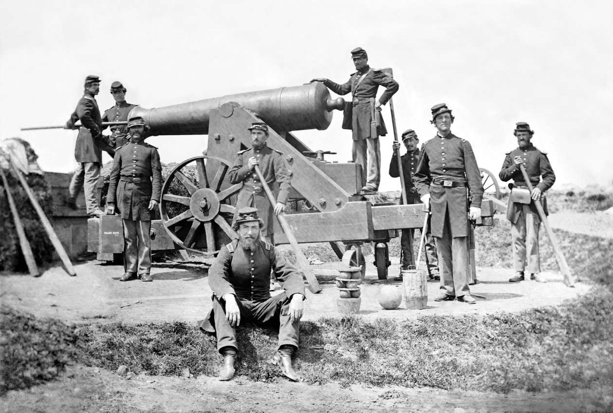 Nowojorscy artylerzyści z ciężkim działem w Forcie Corcoran, wiosna 1862 r. autorstwa American Photographer
