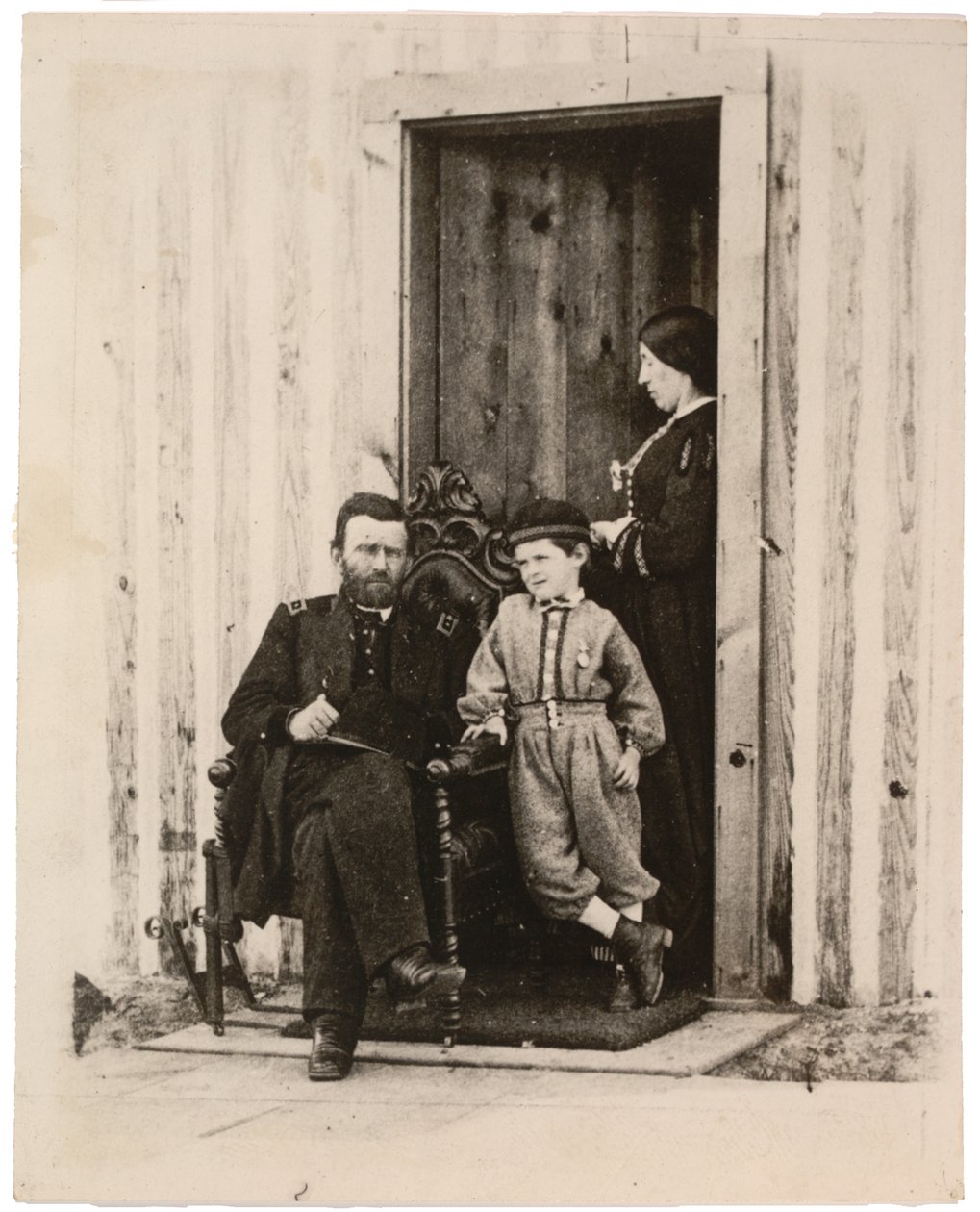 Zdjęcie Ulyssesa S. Granta, Julii i Jessego Granta w City Point, Wirginia, 1865, wydrukowane ok. 1940 (zdjęcie w sepii) autorstwa American Photographer