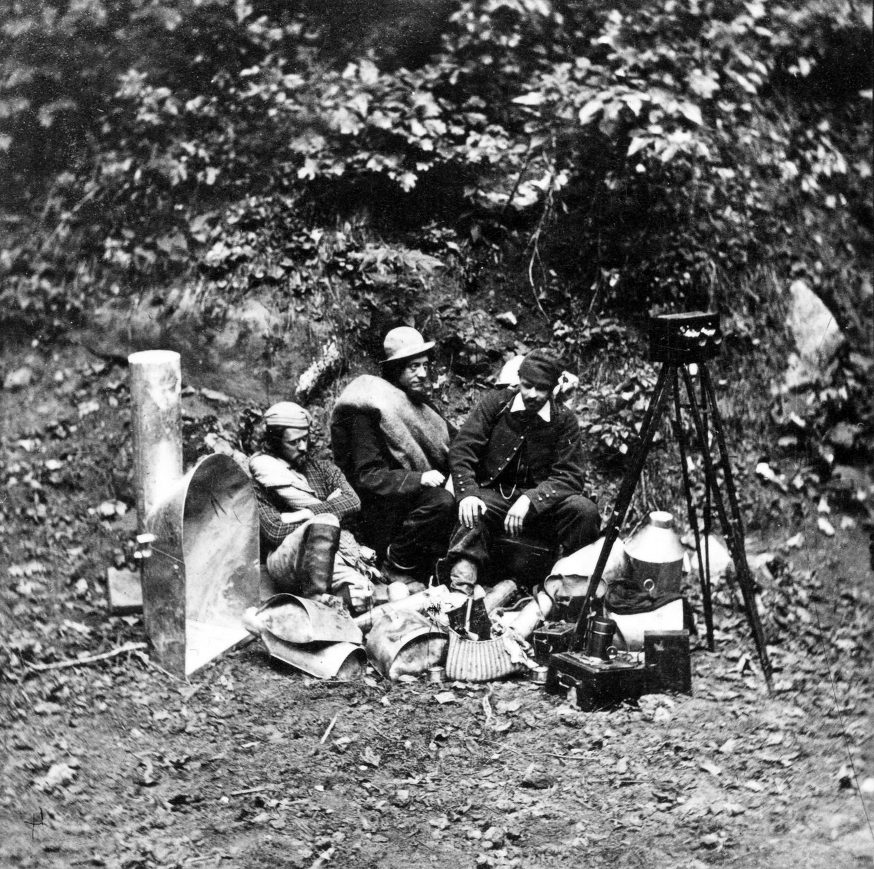 Fotografowie i ich sprzęt na wyprawie mającej na celu sfotografowanie wnętrza Jaskini Mamuta, z cyklu Magnesium Light Views in Mammoth Cave, 1866 autorstwa American Photographer