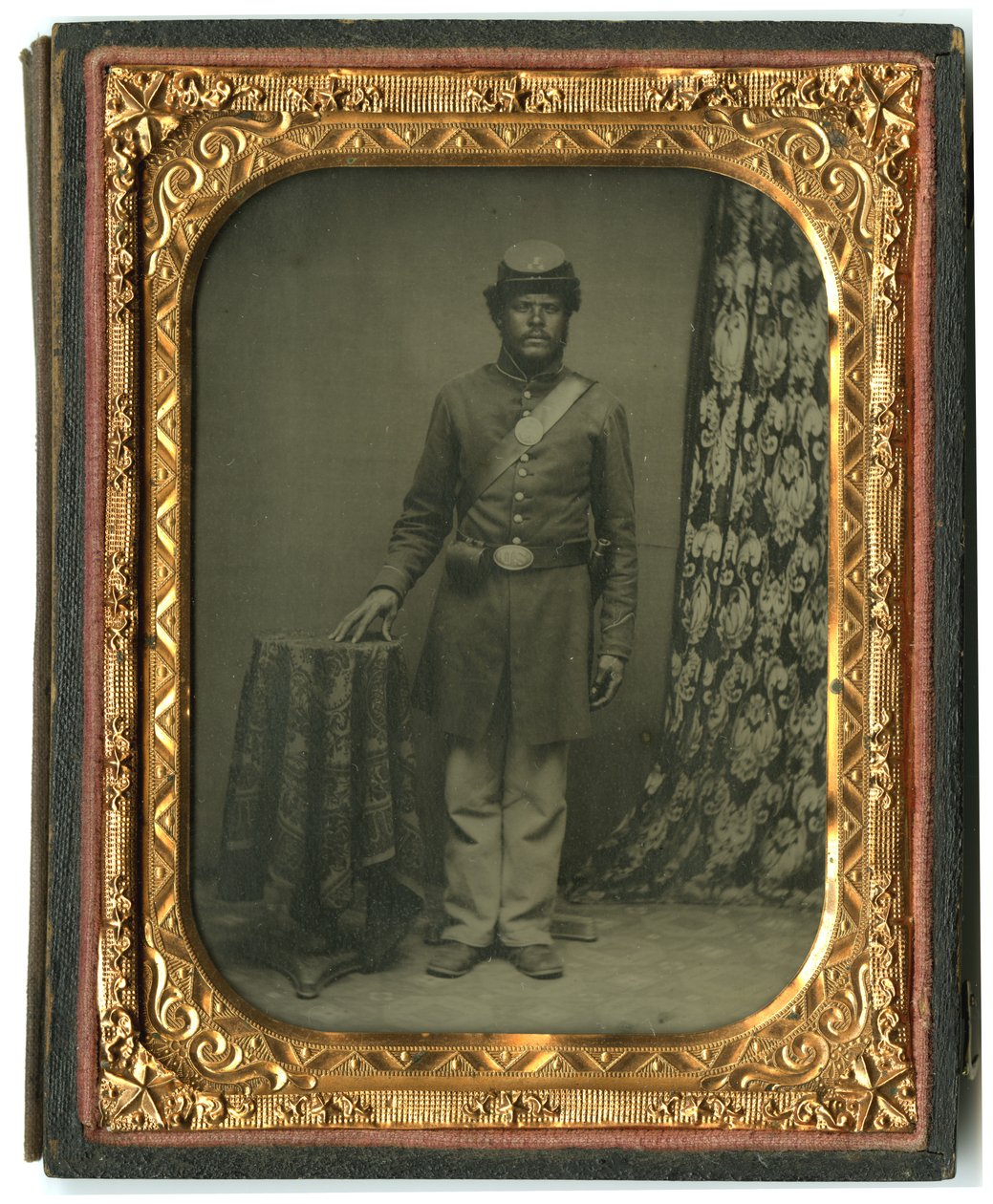 Portret żołnierza czarnego, szeregowiec kompanii I, 54. Piechota Masowa, ok. 1863 (obraz ambrotypii) autorstwa American Photographer