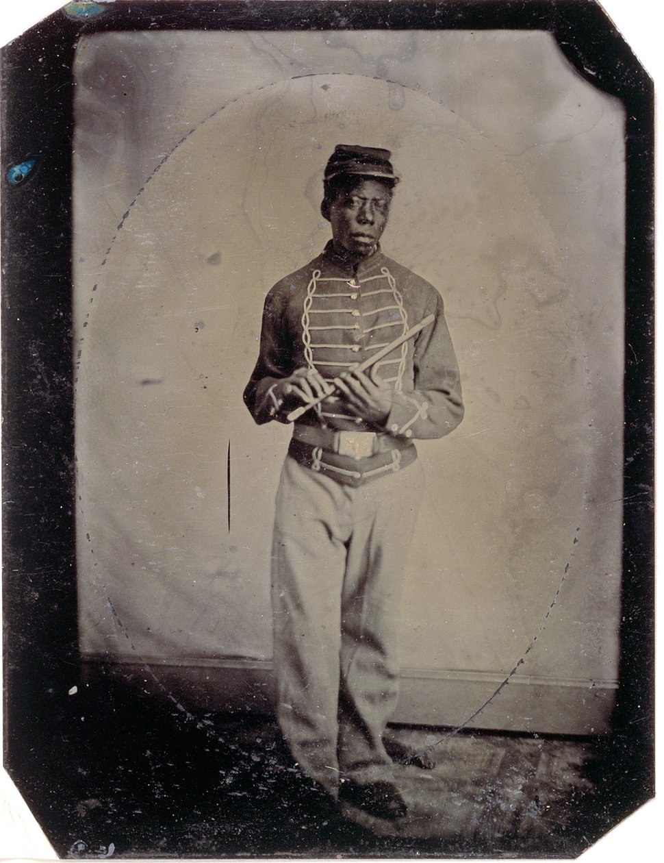 Szeregowy John Goosberry, Kompania E, 54 Pułk Piechoty Masowej, ok. 1865 r. (zdjęcie blaszane) autorstwa American Photographer