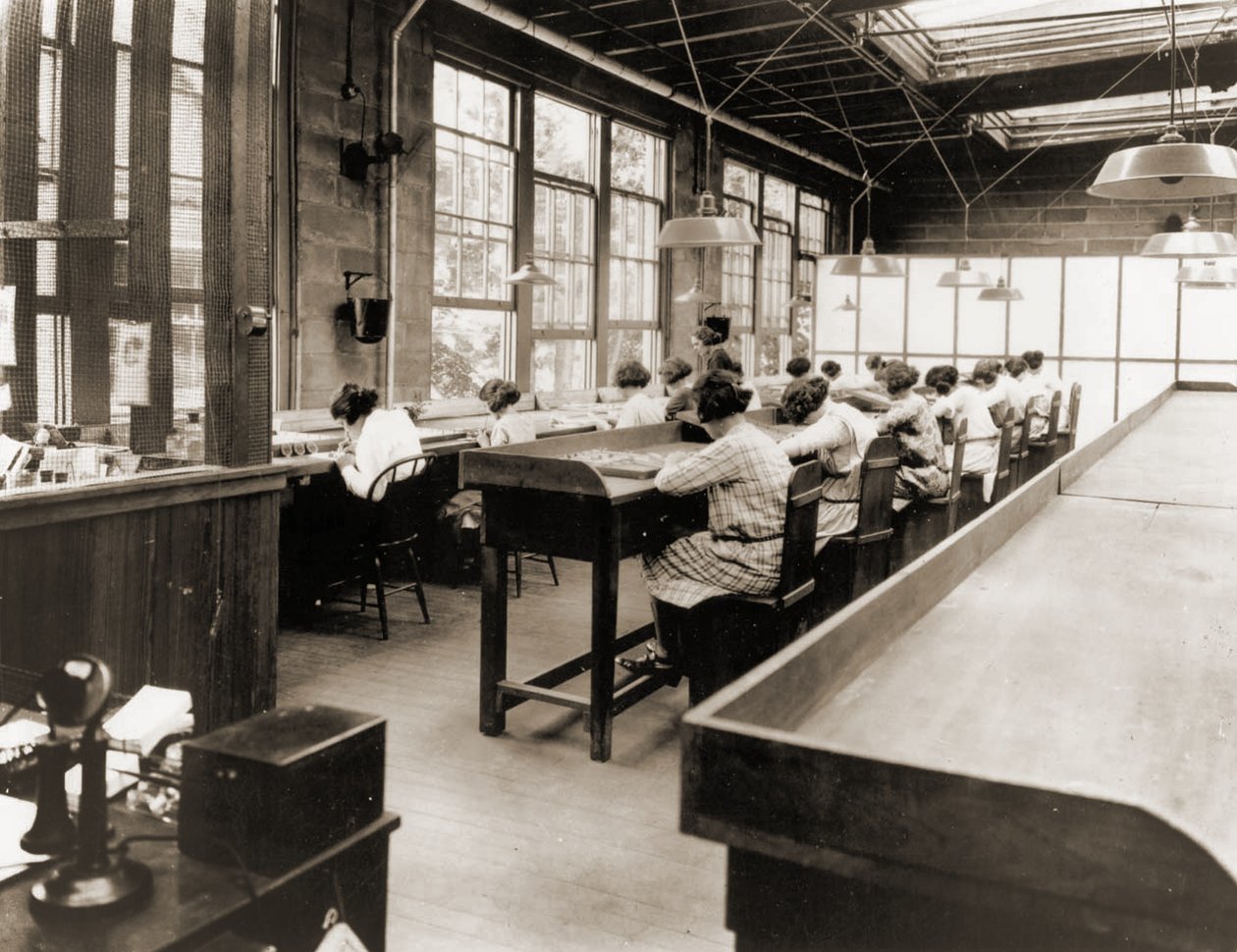Radium Girls pracują w fabryce United States Radium Corporation. ok. 1922 (zdjęcie w sepii) autorstwa American Photographer