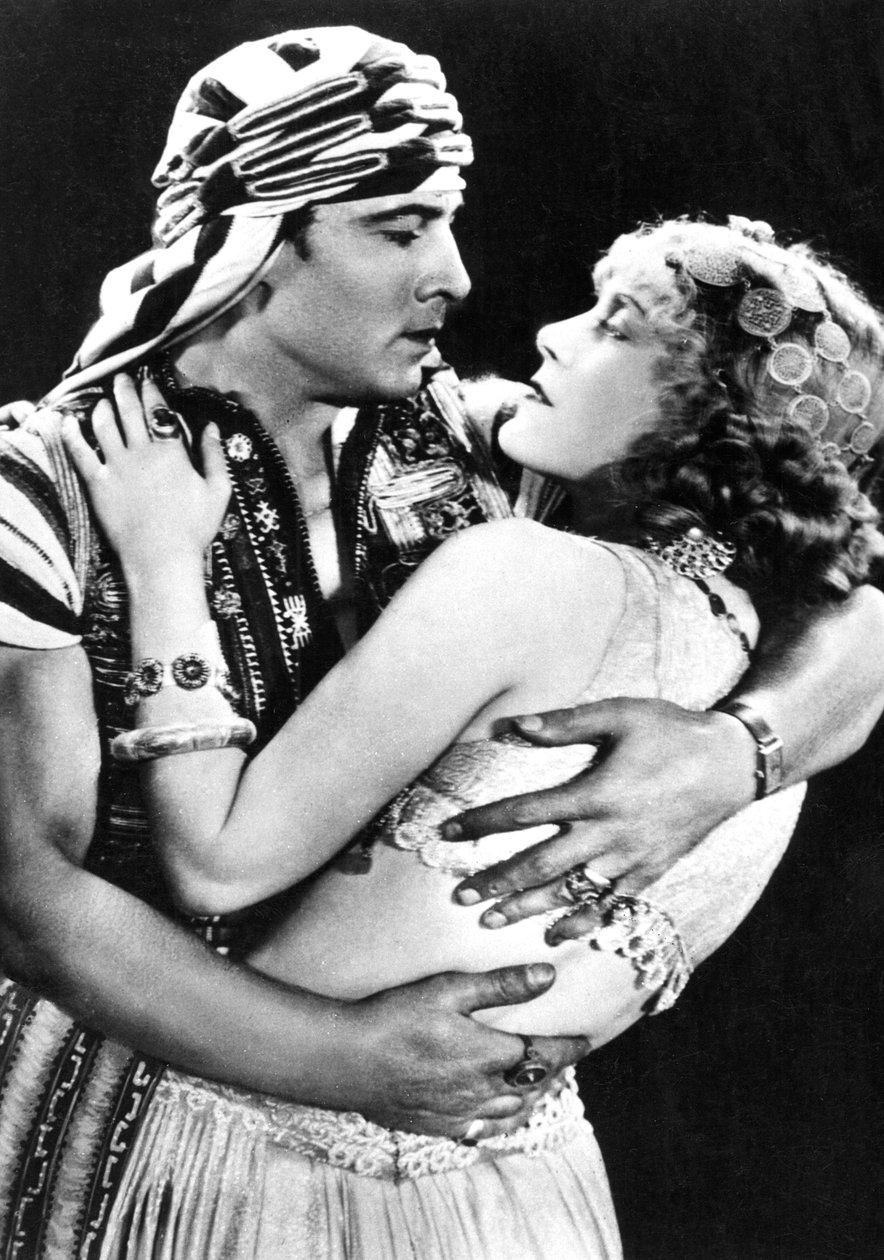 Rudolf Valentino jako Ahmed i Vilma Banky jako Yasmin w Son of the Sheik 1926, c.1930 autorstwa American Photographer