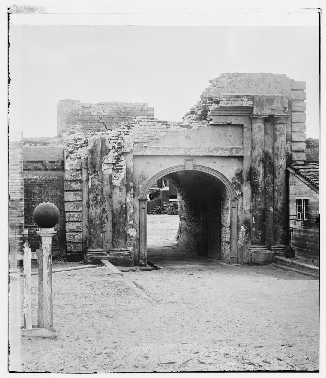 Port Sally w Fort Moultrie w Południowej Karolinie, pod koniec wojny, 1865 autorstwa American Photographer