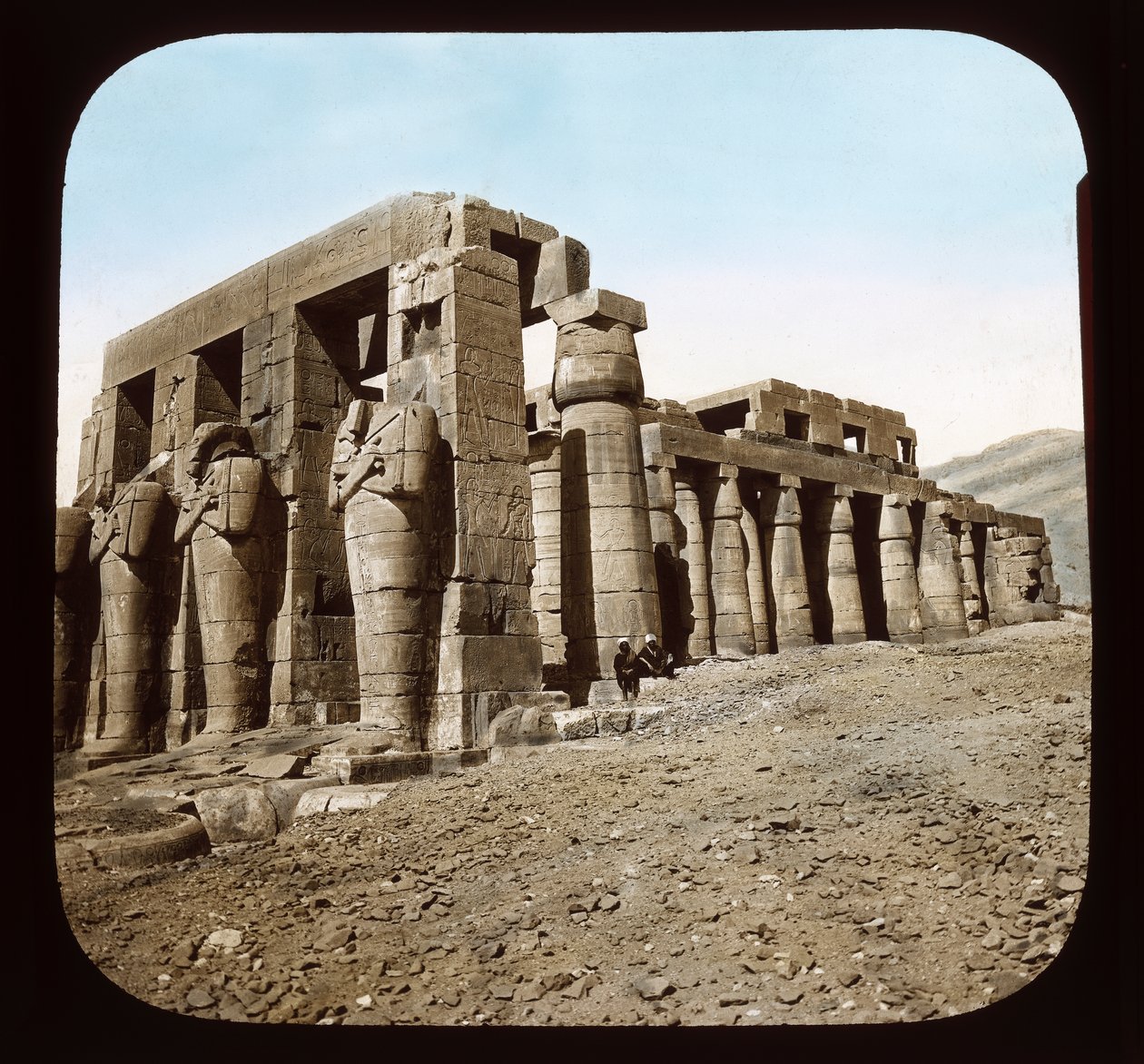 Teby - Ramesseum (zjeżdżalnia z latarnią) autorstwa American Photographer