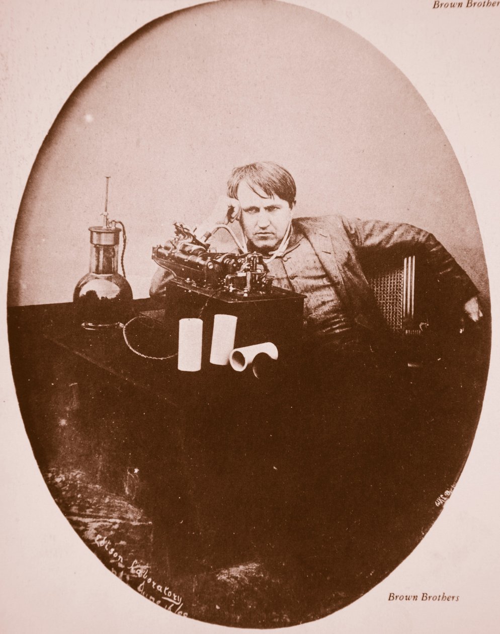 Thomas A. Edison siedzący przy ulepszonej maszynie, 1889 (zdjęcie w sepii) autorstwa American Photographer