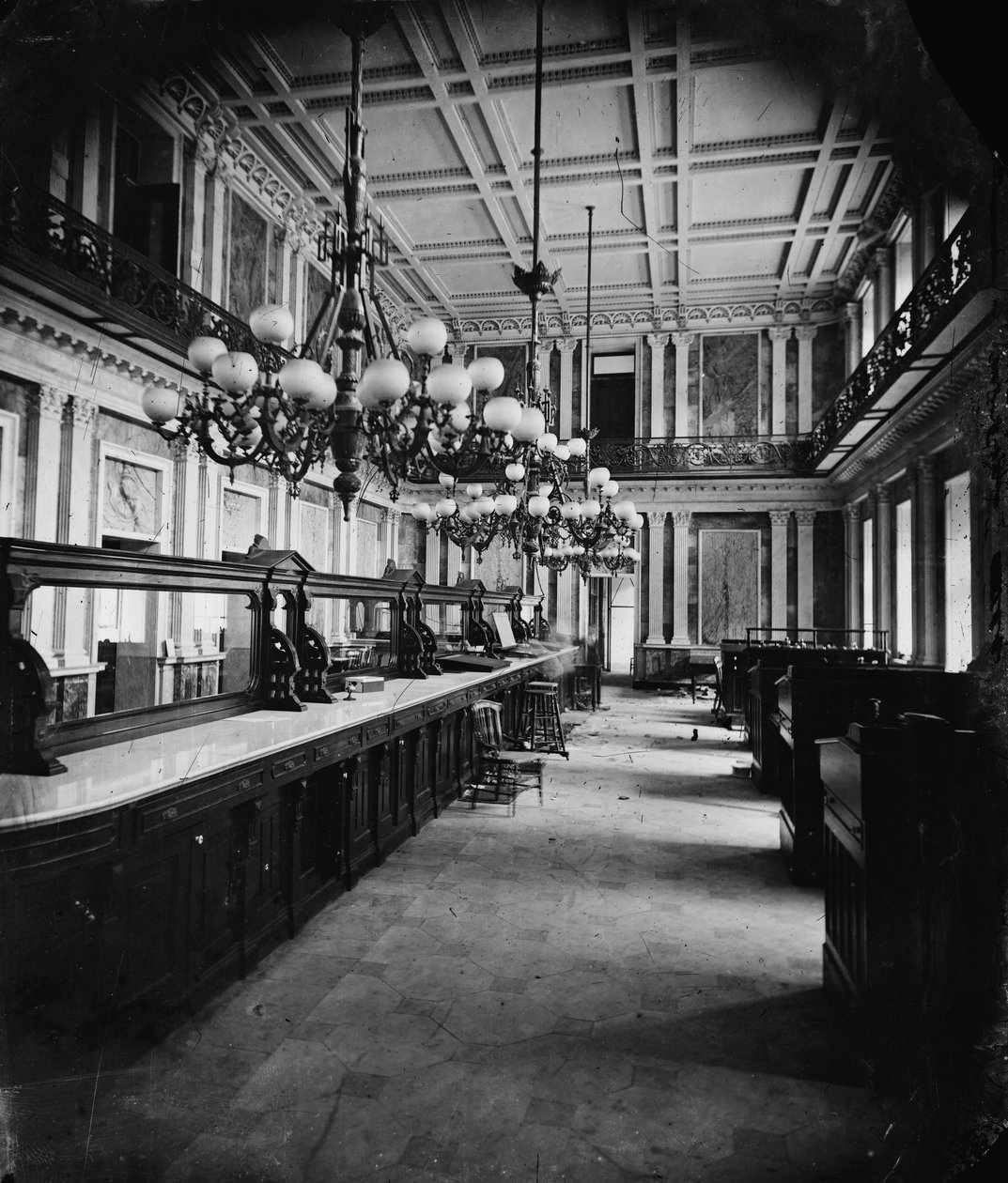 Departament Skarbu w czasach Lincolna (kasa - za biurkami), 1861-65 autorstwa American Photographer
