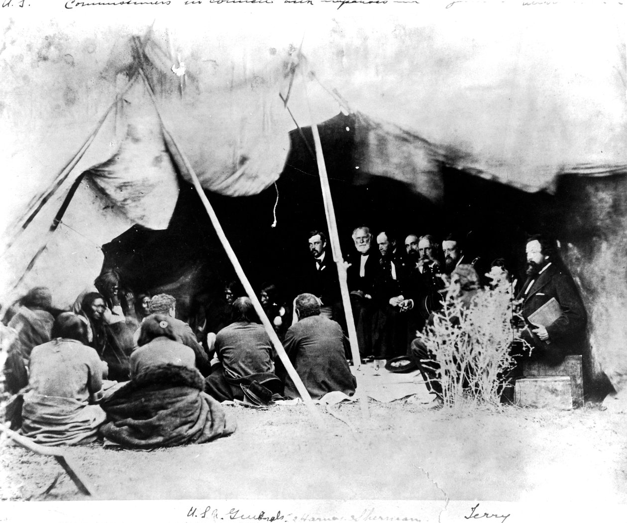 Komisarze amerykańscy w radzie z Arapahoes i Cheyennes, c.1862 autorstwa American Photographer