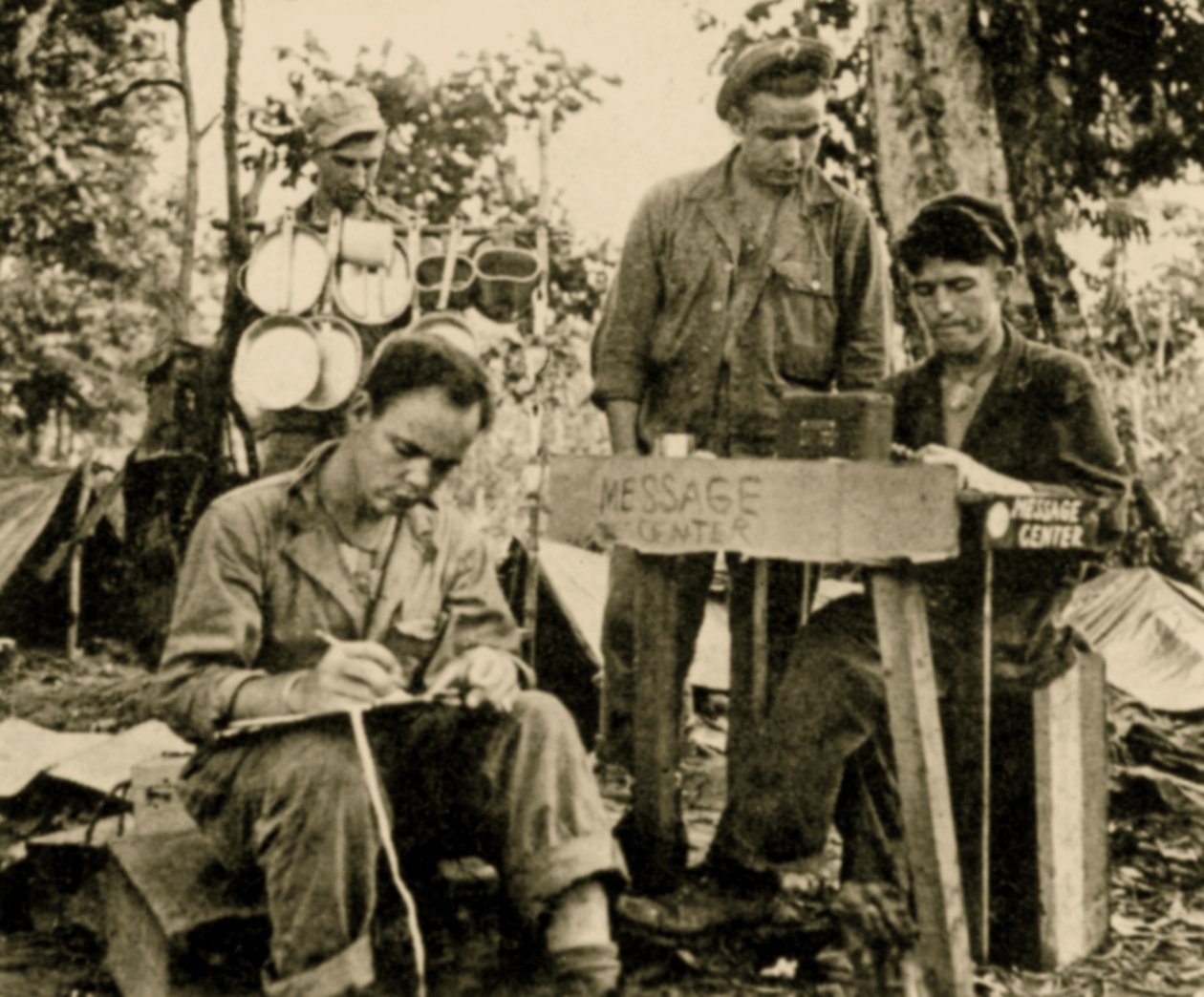 Wojska amerykańskie uczą się kryptografii, Tarawa, Papua Nowa Gwinea, czerwiec 1943 (zdjęcie w sepii) autorstwa American Photographer
