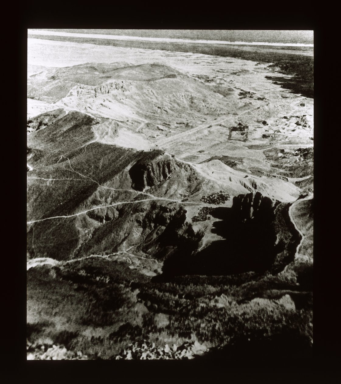 Widok miejsca świątyń w Deir El-Bahri (zjeżdżalnia z latarnią) autorstwa American Photographer
