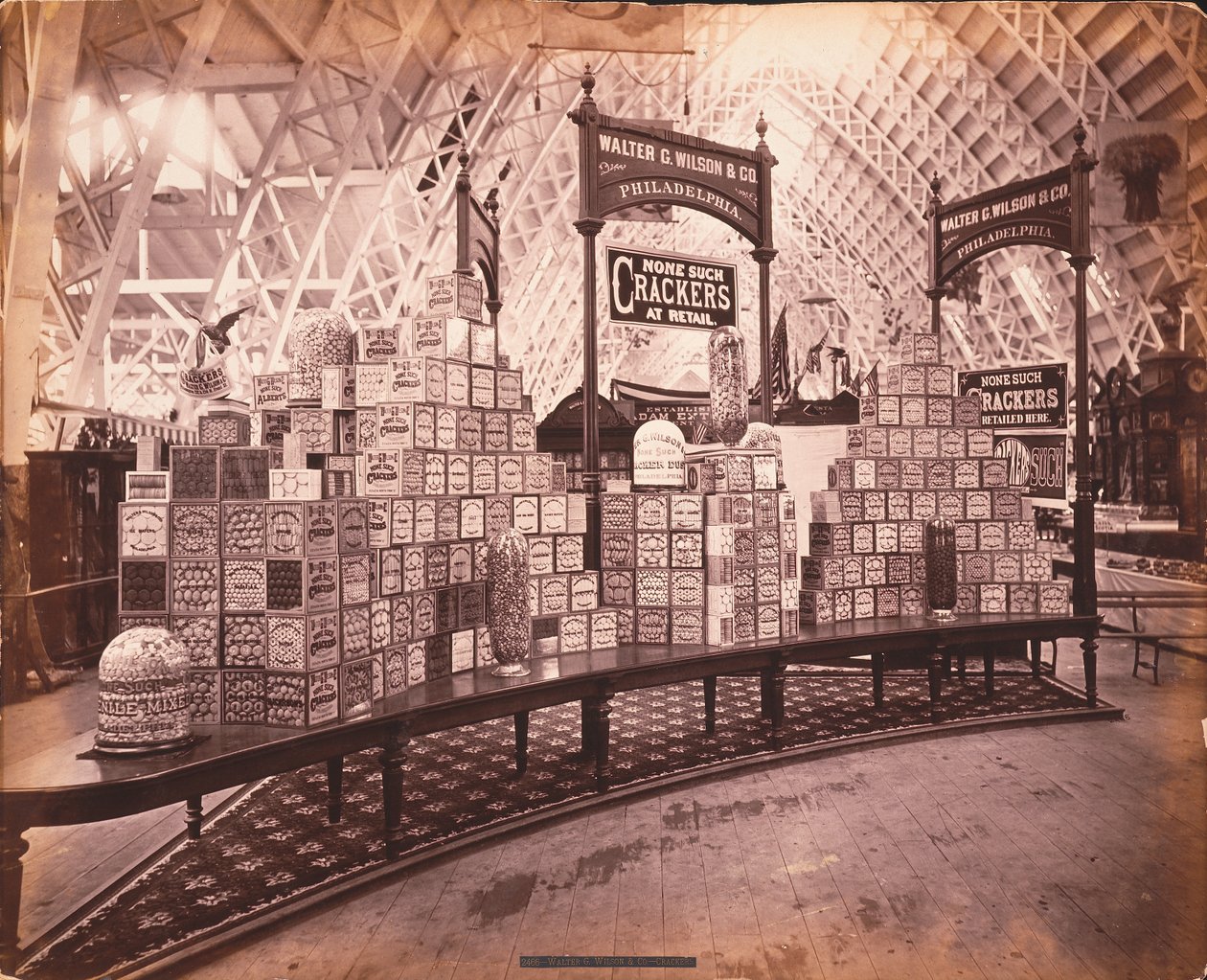 Wystawa W.G. Wilson und Co. - Walter G. Wilson und Co. Crackers, Agricultural Hall, Filadelfia, c.1876 (druk albumowy) autorstwa American Photographer