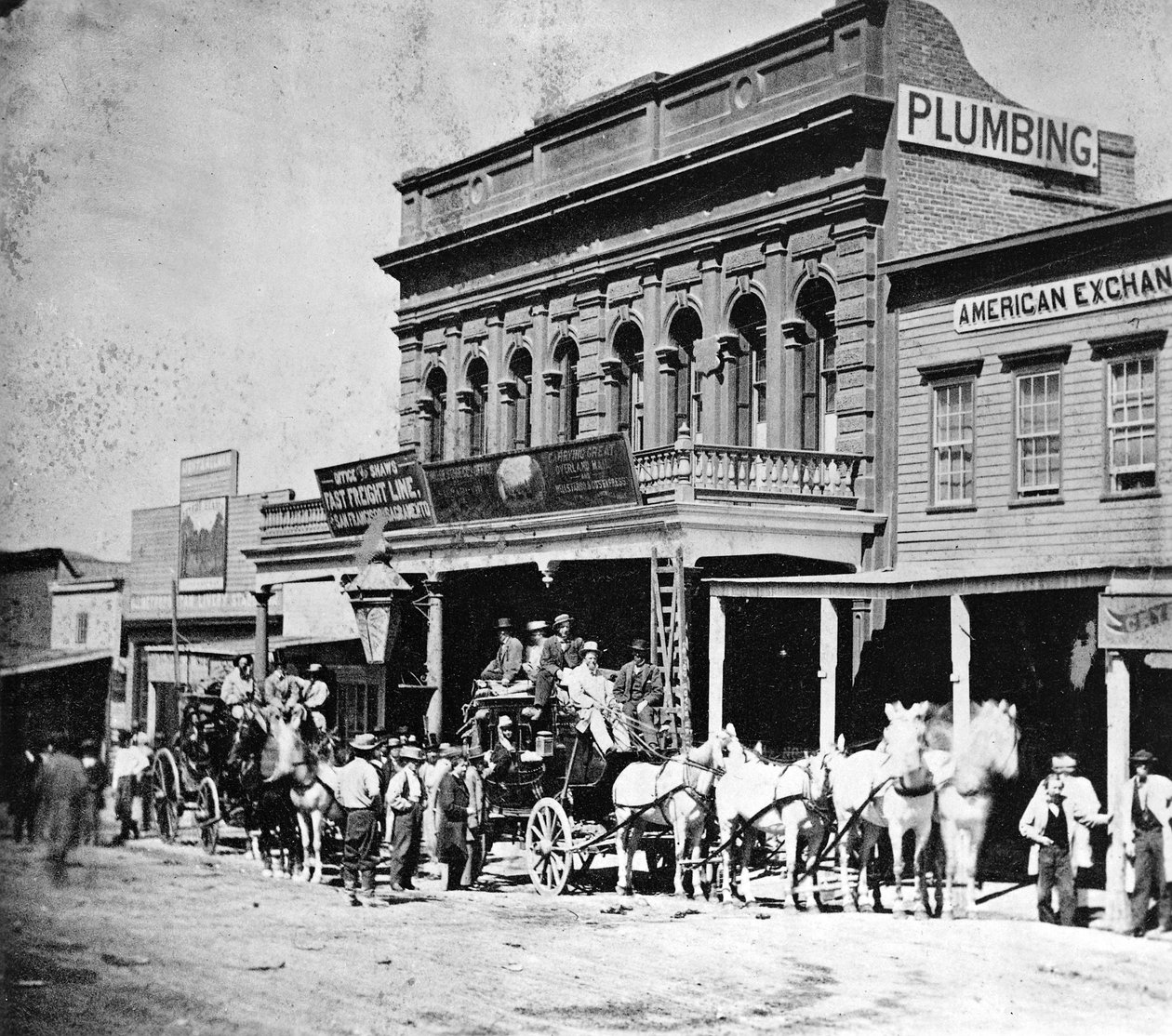 Wells, Fargo und Co.s Express Office, C Street, Virginia City, Nevada, z Gems of California Scenery opublikowanej przez Lawrence and Houseworth, 1866 autorstwa American Photographer