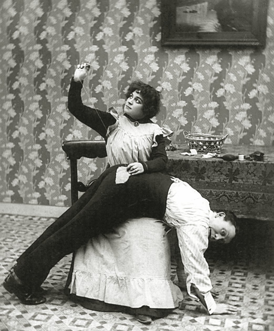 Kobieta szyjąca łzę na męskich spodniach, ok.1895 autorstwa American Photographer