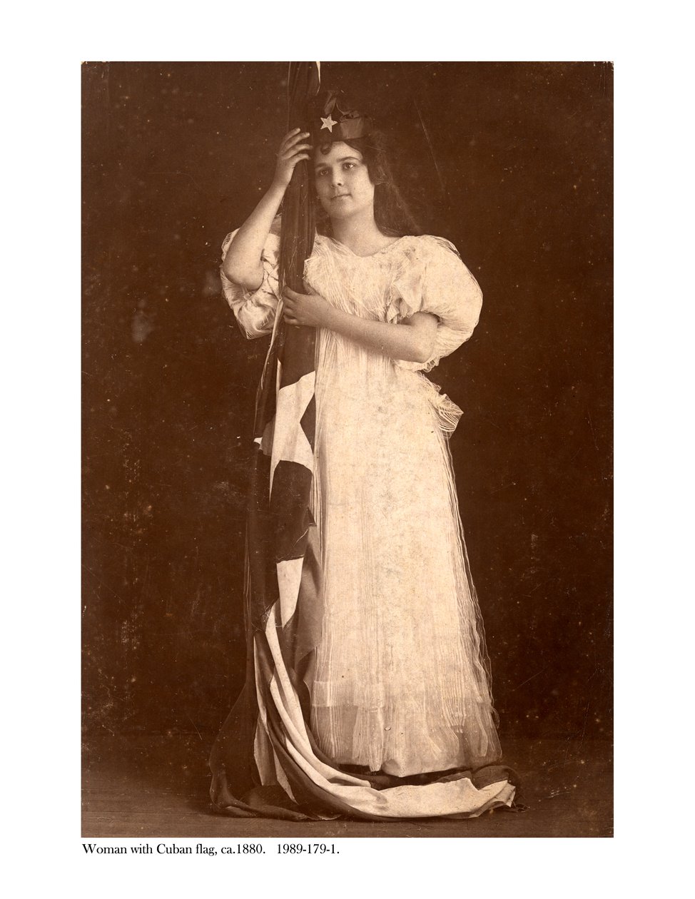 Kobieta z flagą Kuby, ok.1880 autorstwa American Photographer