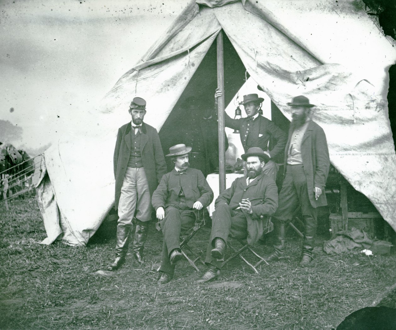 Grupowy portret Union Mappers w Antietam, Maryland, 1862 autorstwa American School