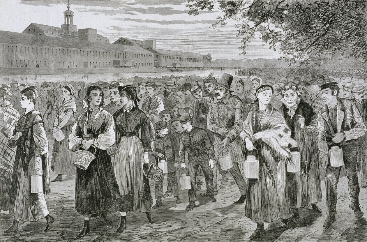 Mężczyźni i kobiety opuszczający młyn po pracy, niosący wiadra na drugie śniadanie, 1868 r. autorstwa American School
