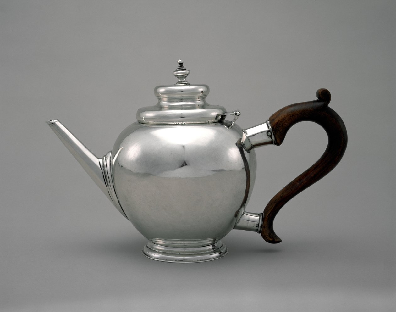 Czajnik ze sklepu Bartłomieja Szaatsa, ok. 1728-48 (srebrny) autorstwa American School