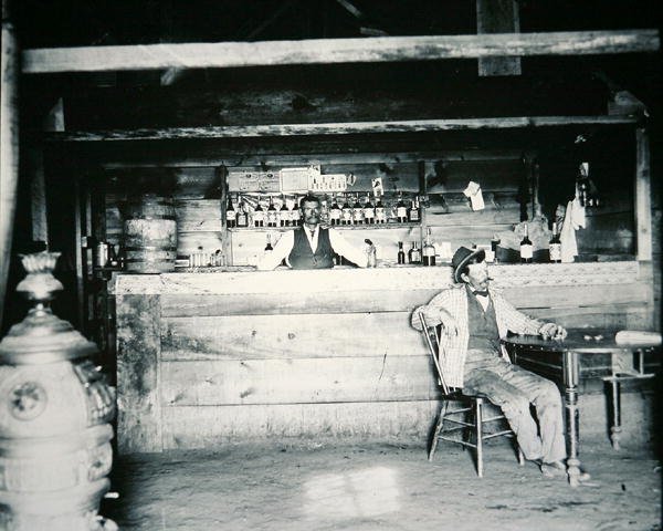 Salon w hrabstwie Albany, Wyoming, ok. 1890 (zdjęcie czarno-białe) autorstwa American Photographer