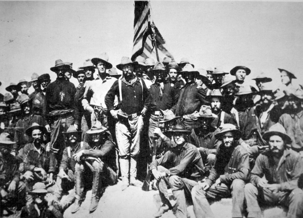 Triumfalny Theodore Roosevelt ze swoimi „Rough Riders” na San Juan Hill na Kubie autorstwa American Photographer