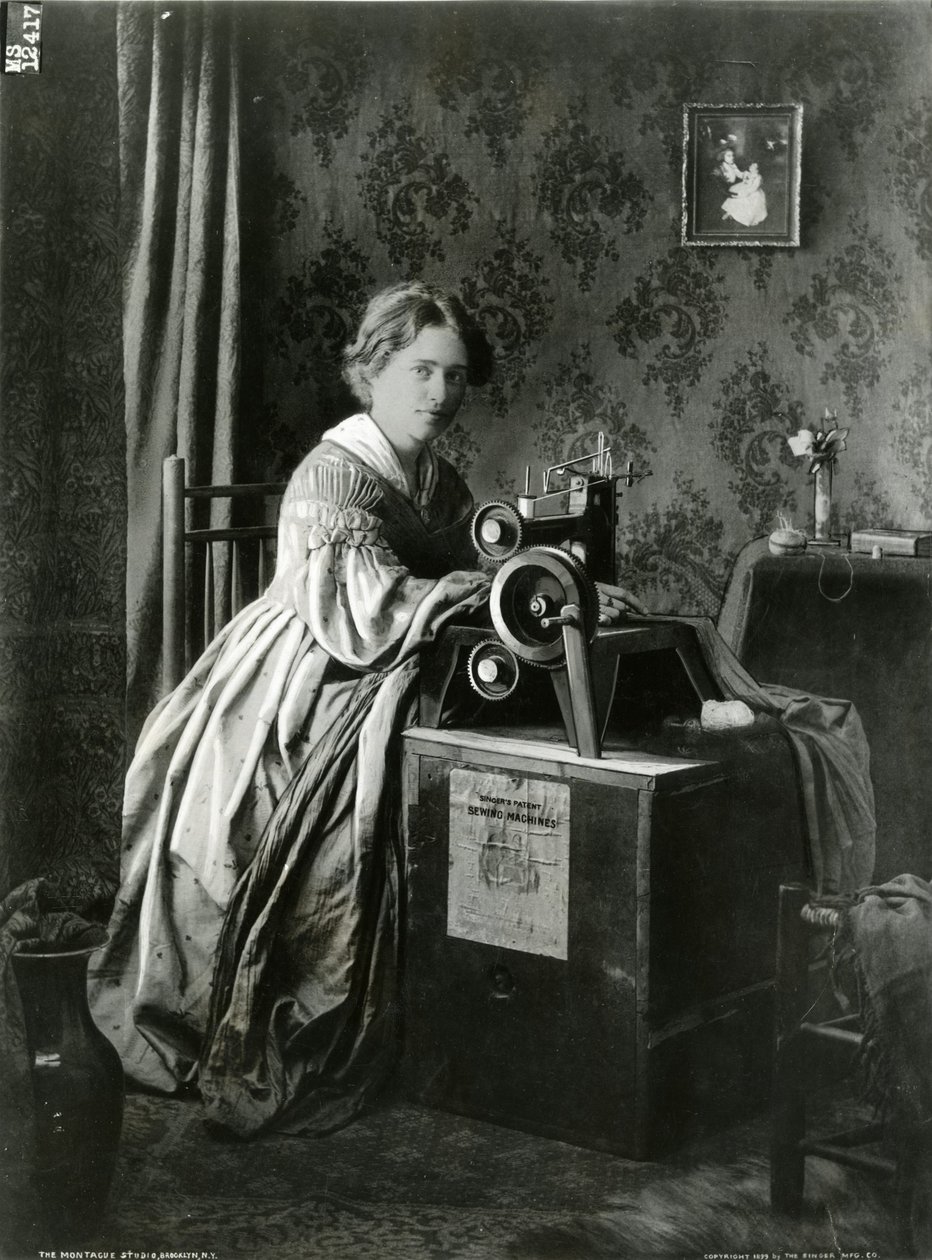 Reklama patentowych maszyn do szycia Singers, 1899 autorstwa American Photographer
