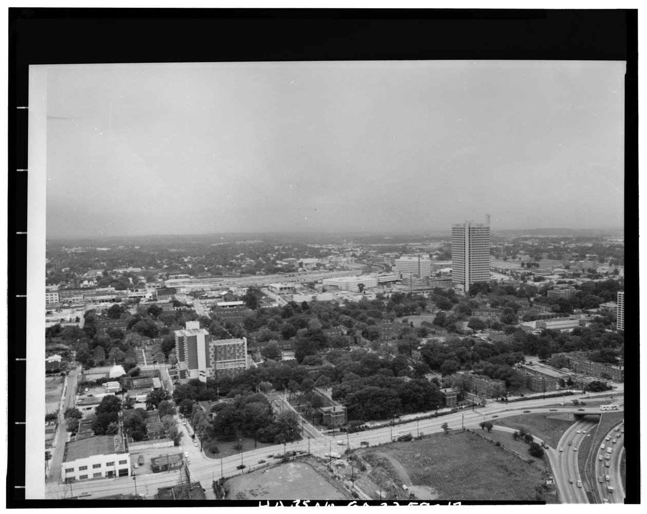 Widok z lotu ptaka na północny zachód, Techwood Homes (budynek publiczny), ograniczony North Avenue, Parker Street, William Street i Lovejoy Street, Atlanta, Fulton County, GA autorstwa American Photographer