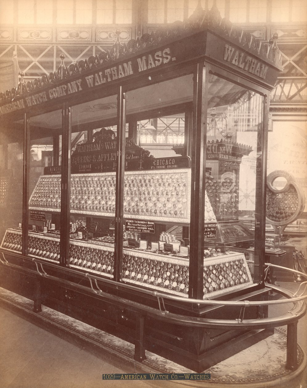 Wystawa American Watch Co.s, budynek główny, Międzynarodowa Wystawa Stulecia, Filadelfia, 1876 (druk albumowy) autorstwa American Photographer