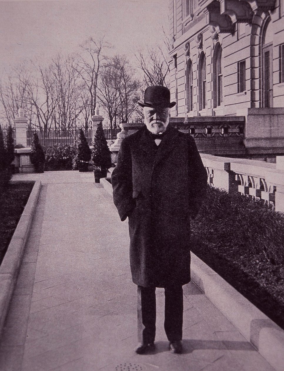 Andrew Carnegie przed swoją posiadłością przy Piątej Alei w Nowym Jorku autorstwa American Photographer