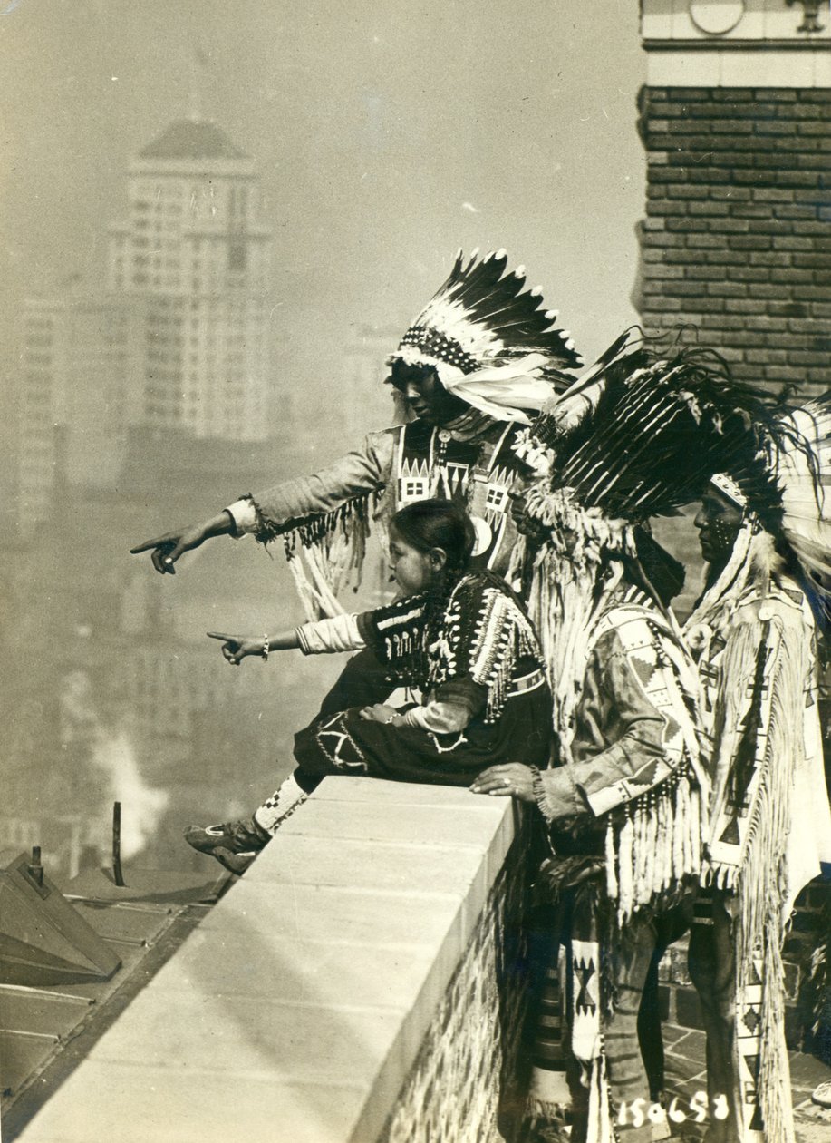 Indianie Blackfoot na dachu hotelu McAlpin, odmawiający spania w swoich pokojach, Nowy Jork autorstwa American Photographer