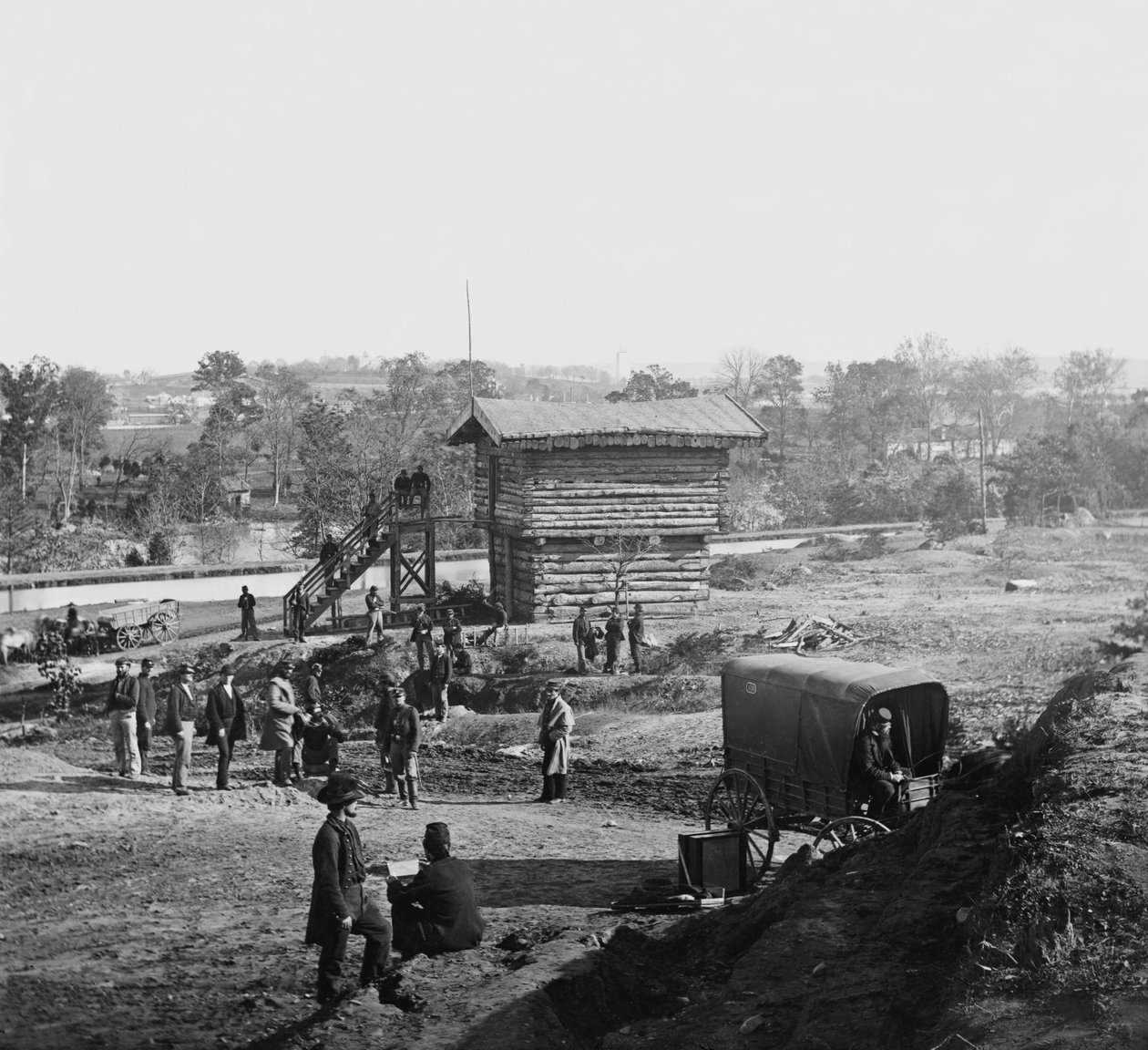 Blockhouse w pobliżu Fort Haggerty na Arlington Ridge Road w Wirginii, pomagając chronić most akweduktowy, c.1862 autorstwa American Photographer
