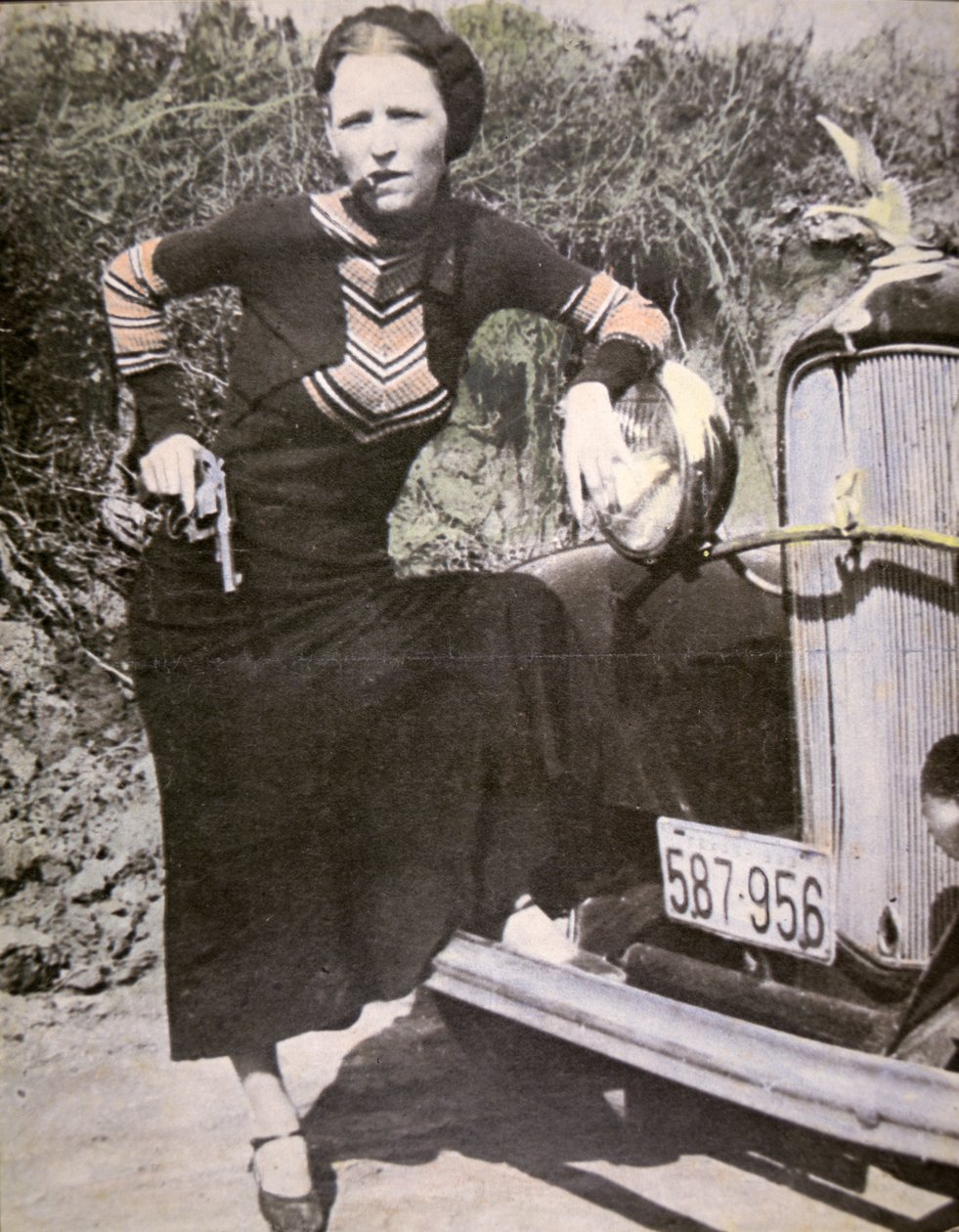 Bonnie Parker pozuje „twardo” z pistoletem i cygarem, ok. 1934 (zdjęcie czarno-białe) autorstwa American Photographer