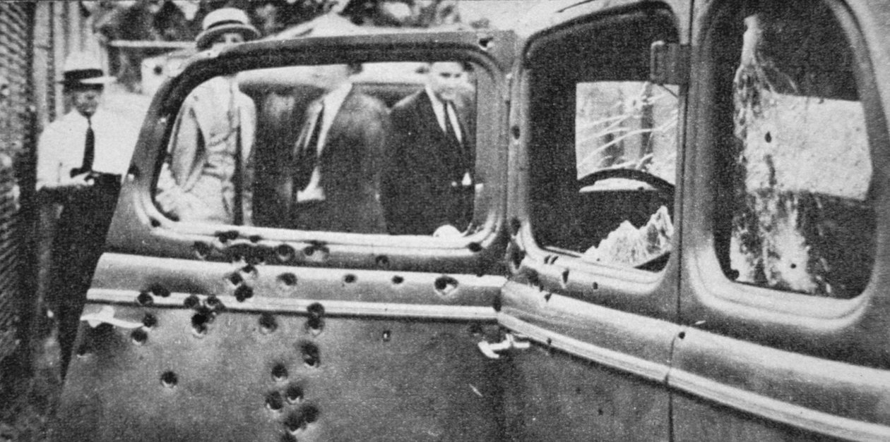 Podziurawiony pociskami samochód Bonnie i Clyde autorstwa American Photographer