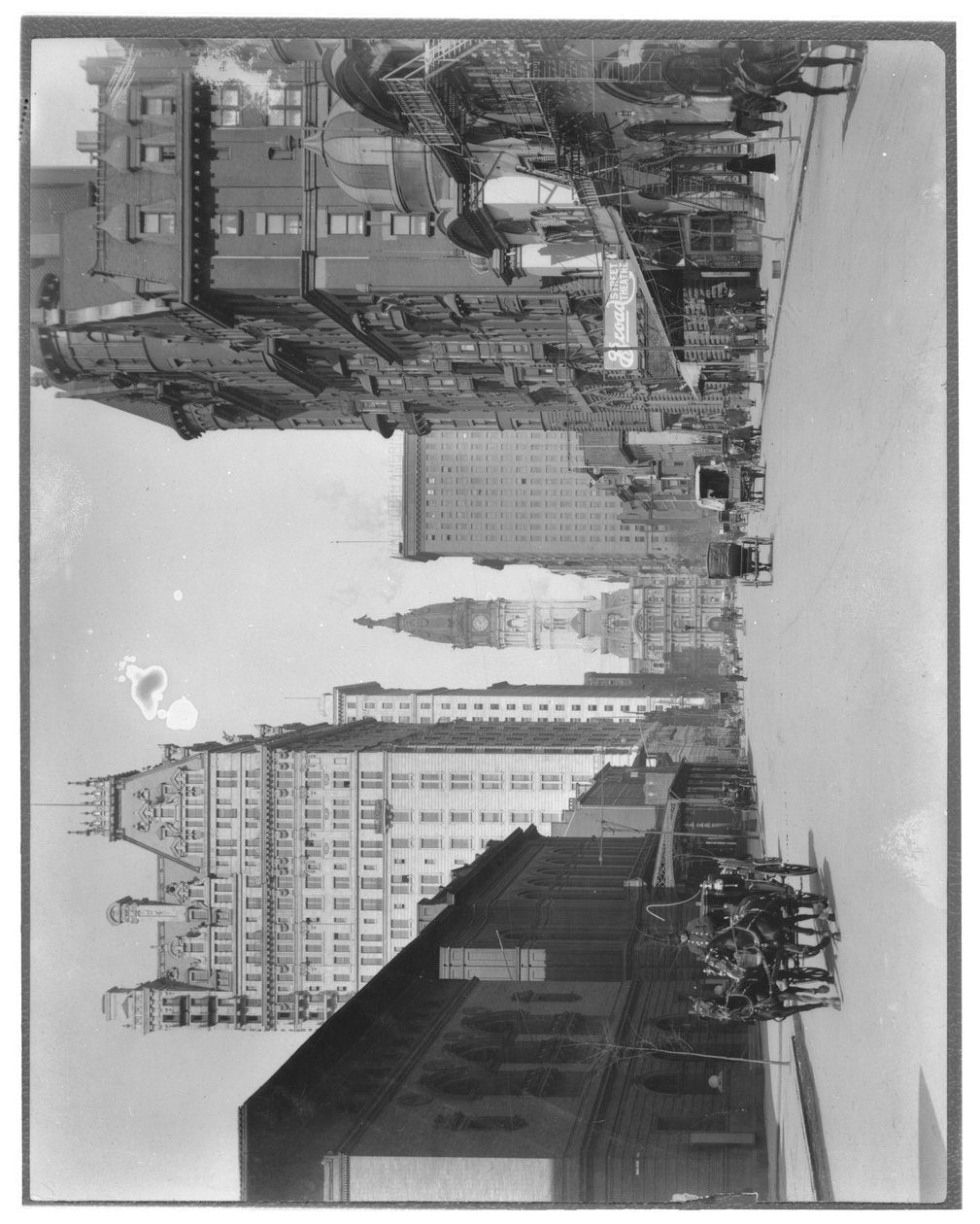 Broad Street North do ratusza w Filadelfii, ok. 1900 autorstwa American Photographer