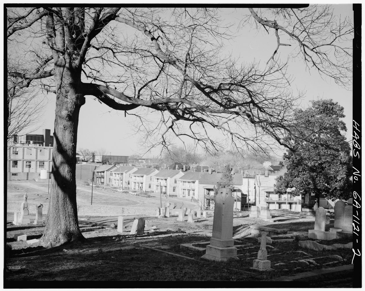 Dzielnica Cabbagetown (widoki ogólne), Boulevard, Pearl Street, Memorial Drive i tory kolejowe, Atlanta, Hrabstwo Fulton, GA (zdjęcie czarno-białe) autorstwa American Photographer