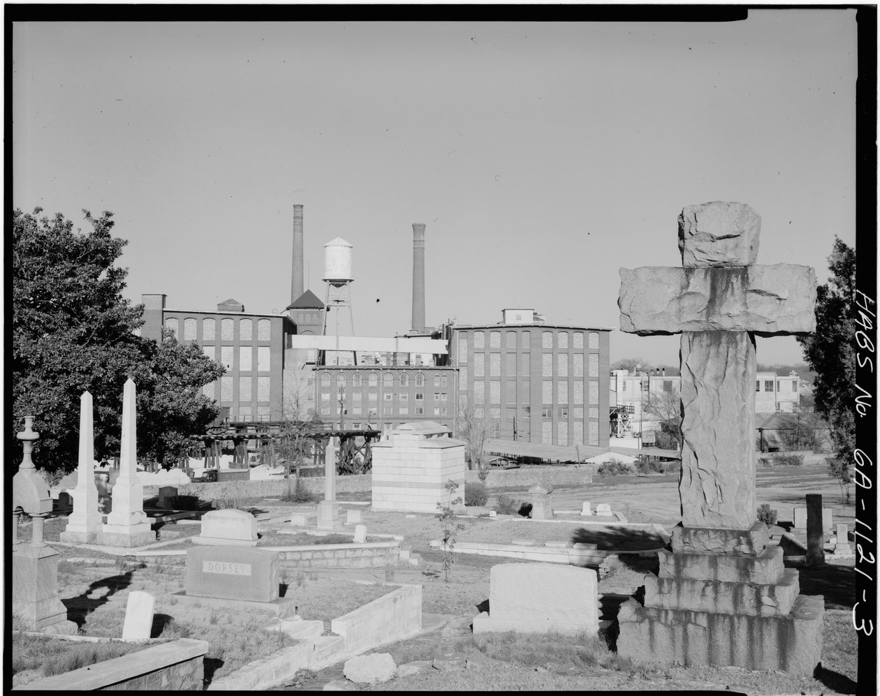 Dzielnica Cabbagetown (widoki ogólne), Boulevard, Pearl Street, Memorial Drive i tory kolejowe, Atlanta, Fulton County, GA (zdjęcie czarno-białe) autorstwa American Photographer