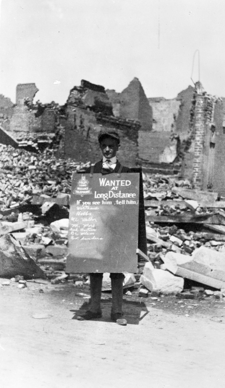 Call Boy for Telephone Company w następstwie burzy w Galveston, 1900 autorstwa American Photographer