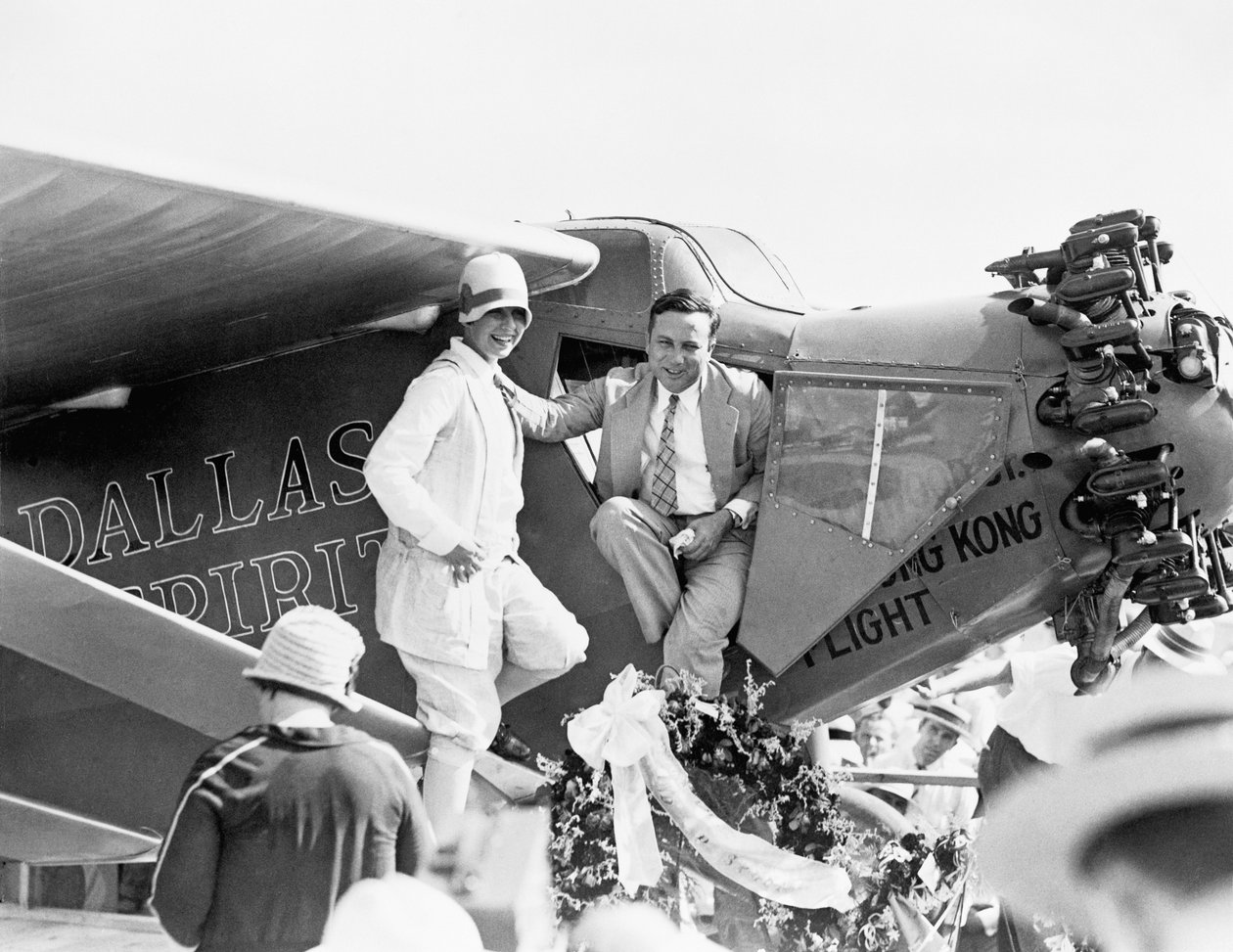 Kapitan i pani P Erwin podczas odsłonięcia Dallas Spirit w Love Field, 6 sierpnia 1927 autorstwa American Photographer
