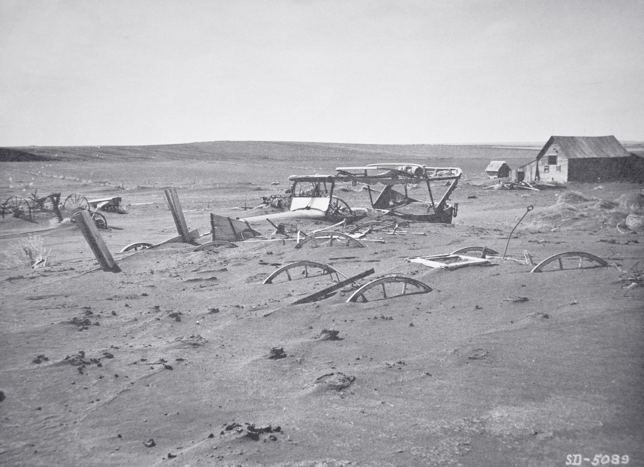 Maszyny samochodowe i rolnicze zasypane kurzem i piaskiem, Dallas, Południowa Dakota autorstwa American Photographer
