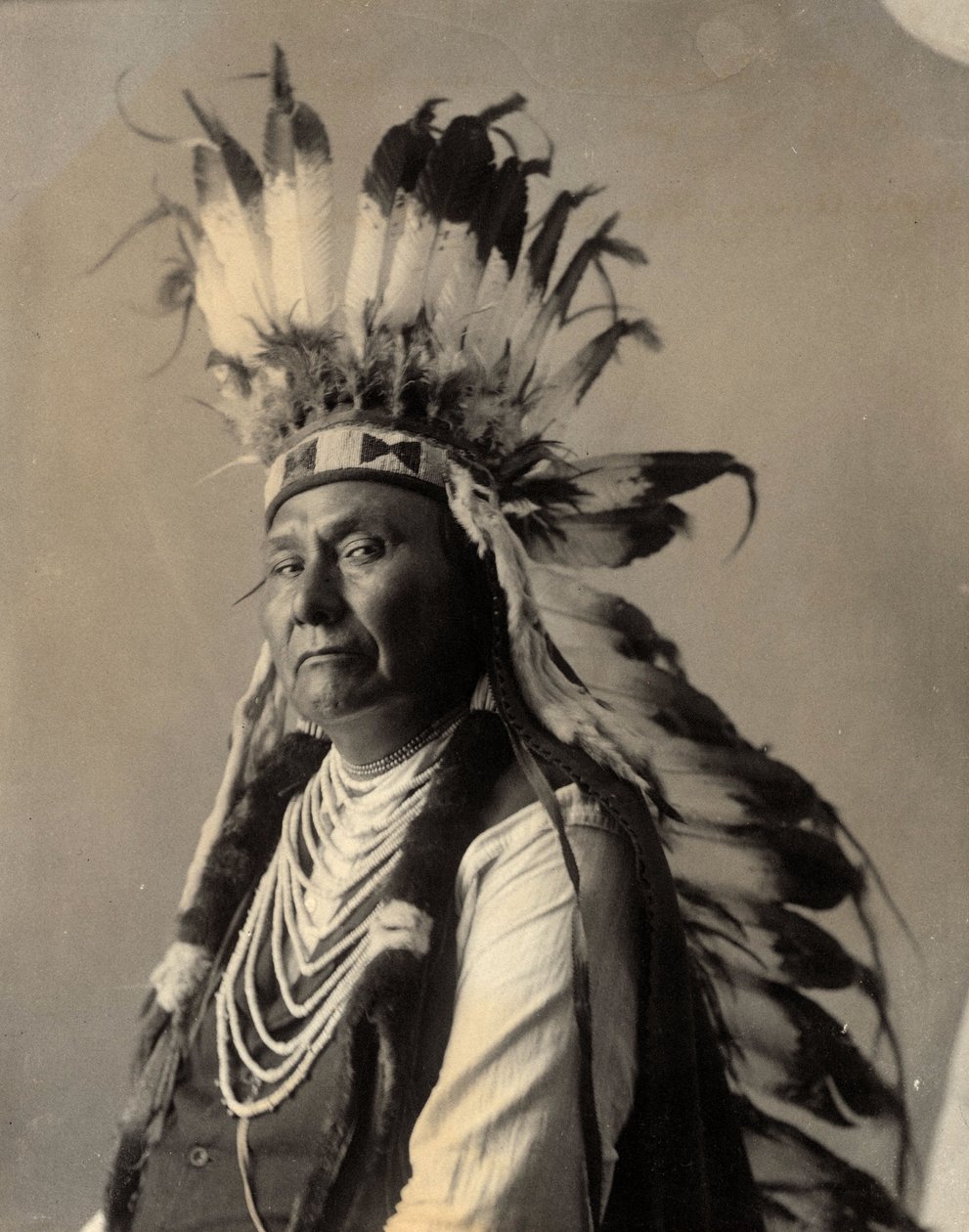 Wódz Joseph Washington, Nez Perce, Dystrykt Kolumbii, kwiecień 1900 (zdjęcie czarno-białe) autorstwa American Photographer