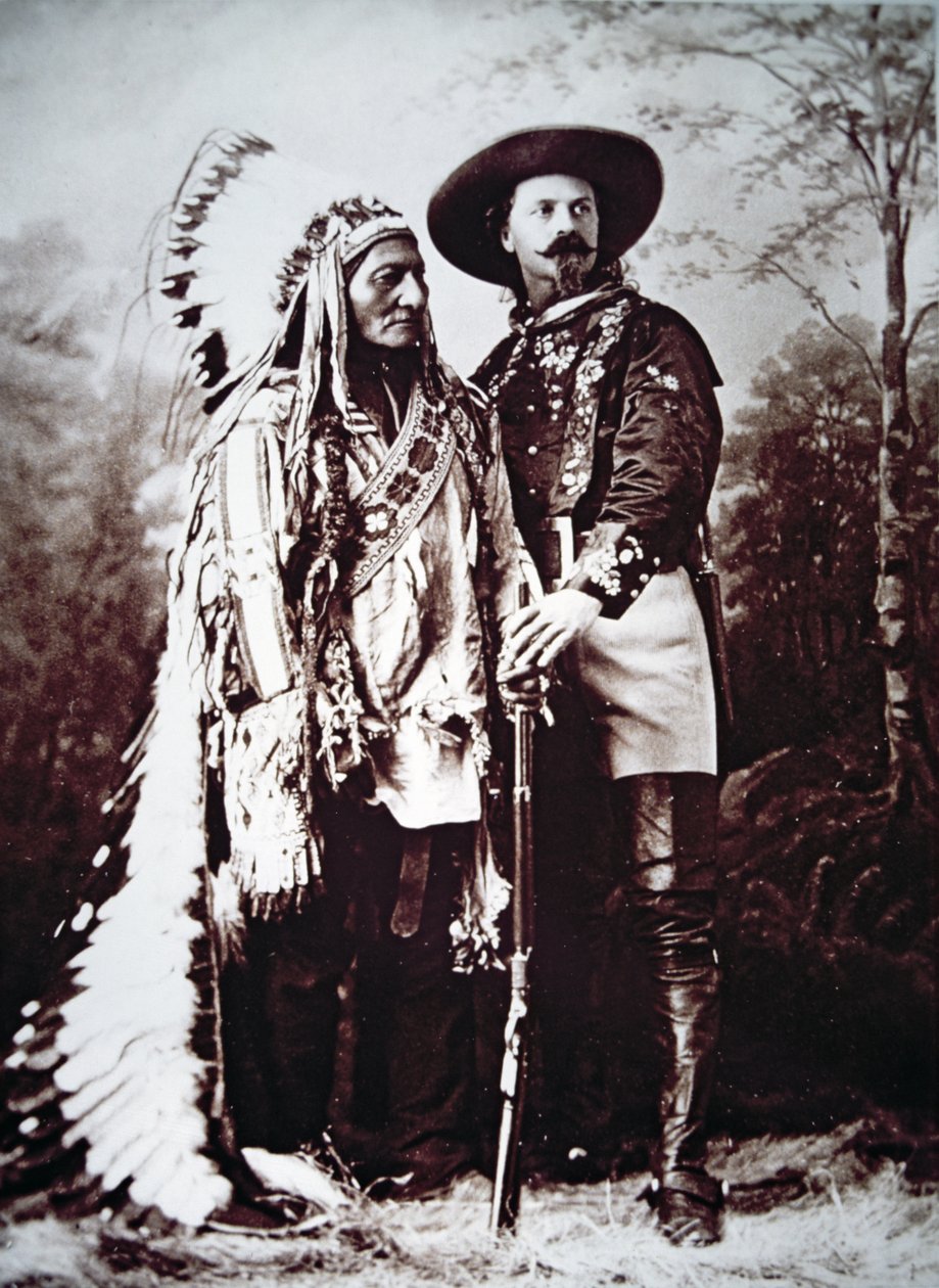 Chief Sitting Bull (1831-90) w trasie z Buffalo Billem Cody (1846-1917) i jego Wild West Show (zdjęcie czarno-białe) autorstwa American Photographer