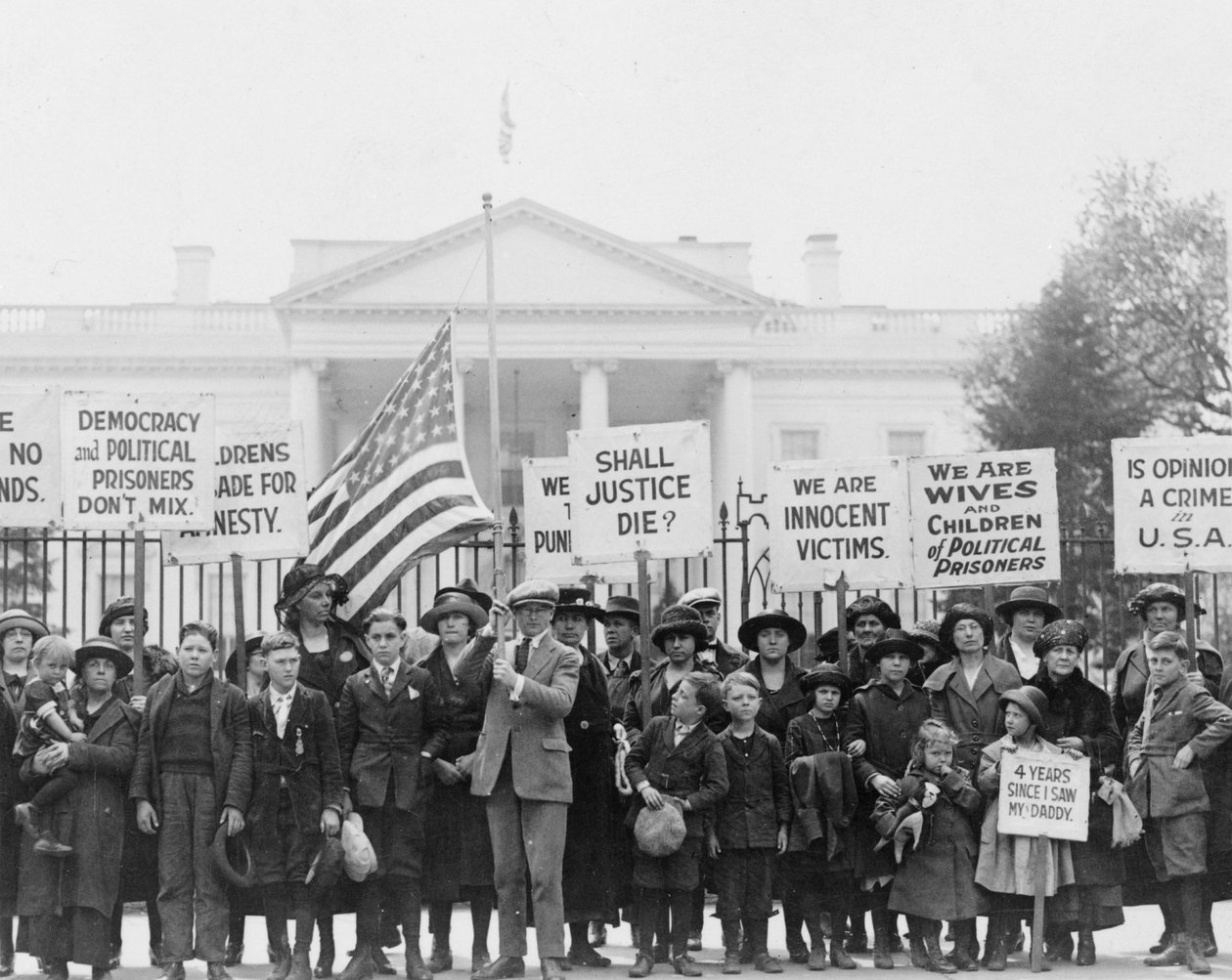 Dzieci w Białym Domu apelujące do prezydenta o uwolnienie więźniów politycznych, 1922 (zdjęcie b/w) autorstwa American Photographer