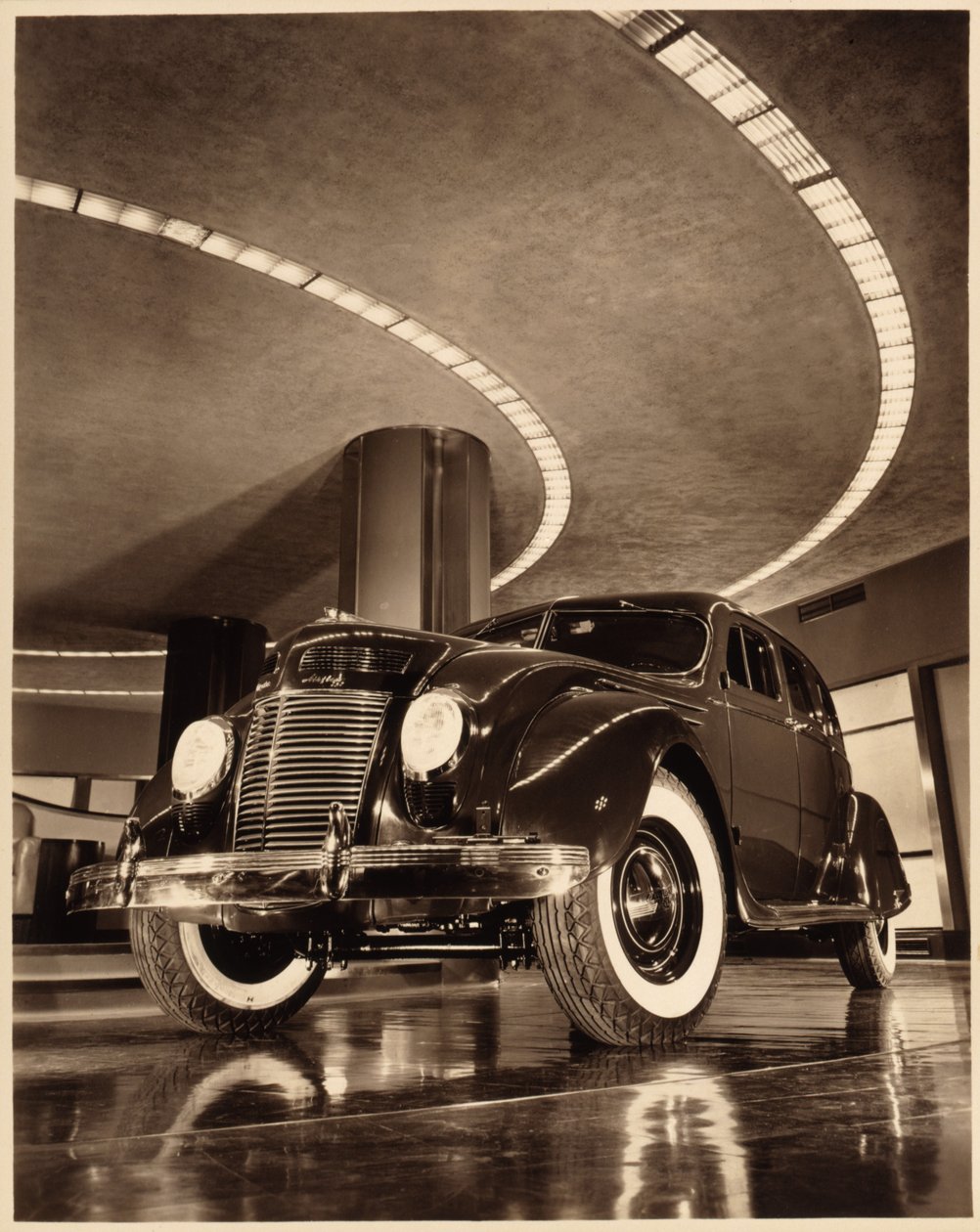 Chrysler Airflow 4-drzwiowy sedan, wyd. 1937 (zdjęcie w sepii) autorstwa American Photographer