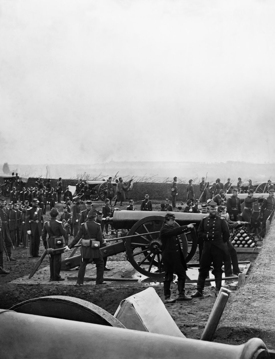 Pułkownik Tyler i 1. ciężka artyleria Connecticut w Fort Richardson, koniec 1861 r autorstwa American Photographer