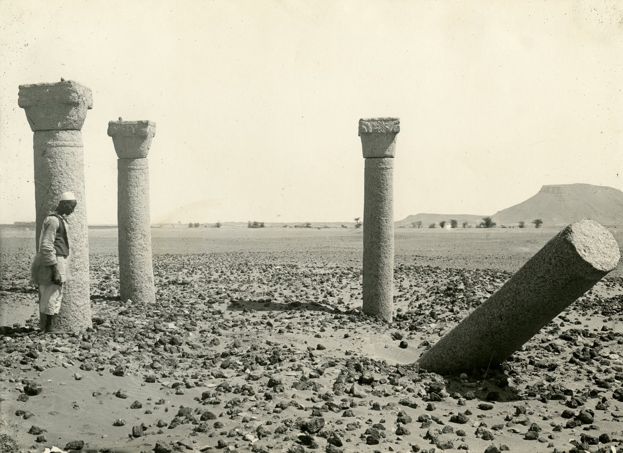 Kolumny z kościoła koptyjskiego, widok od zachodu, wyspa Sai, Egipt, fot. Breasted, Oriental Institute, University of Chicago, ok. 1920 autorstwa American Photographer