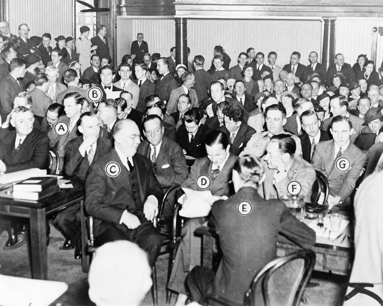 Sąd w New Jersey rozpoczyna proces Bruno Richarda Hauptmanna (z prawej) o porwanie i śmierć dziecka Charlesa Lindbergha, 1935 autorstwa American Photographer