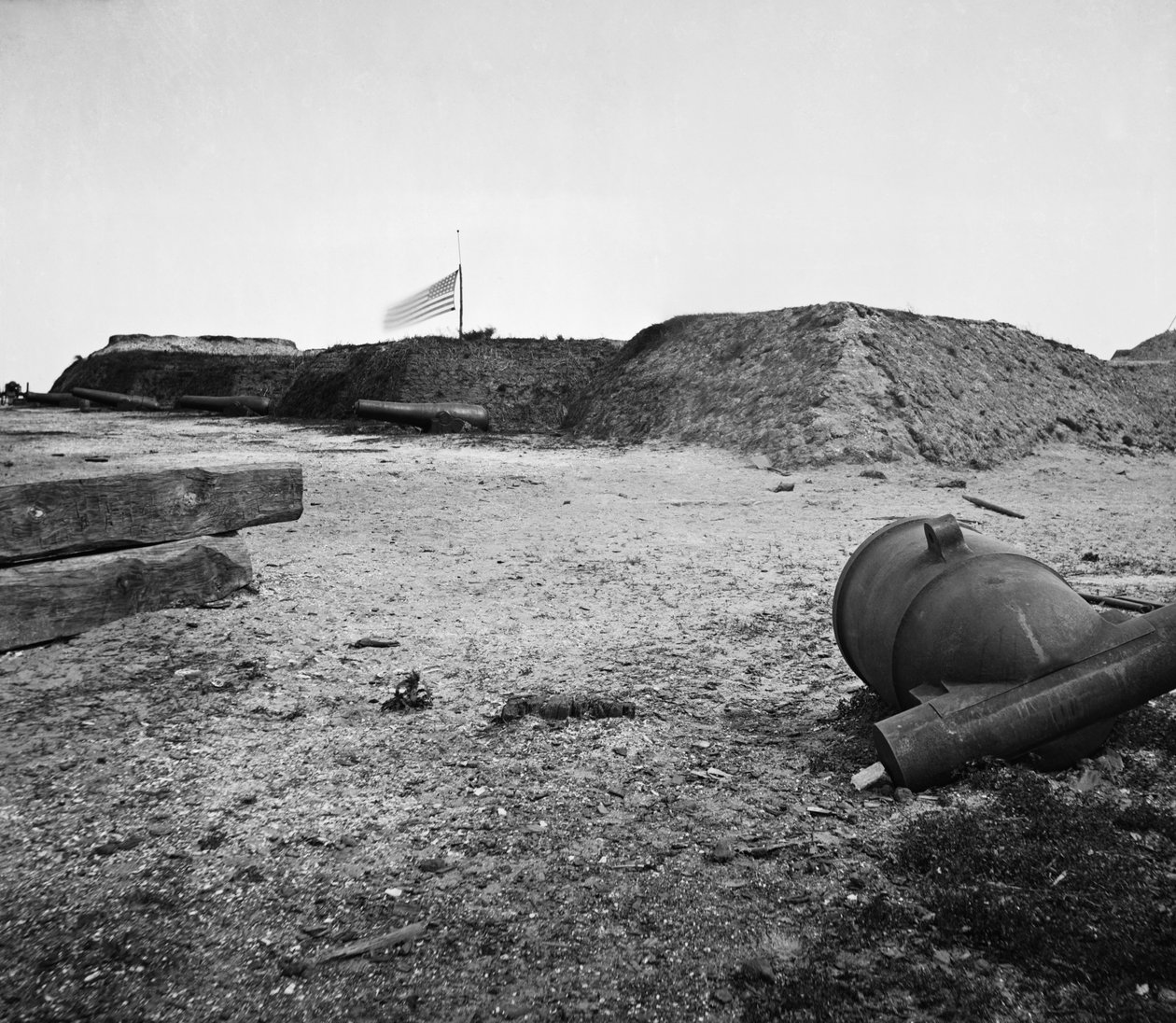 Wyrzucony moździerz konfederatów w opuszczonym Forcie Johnson, Charleston Harbor, Południowa Karolina autorstwa American Photographer