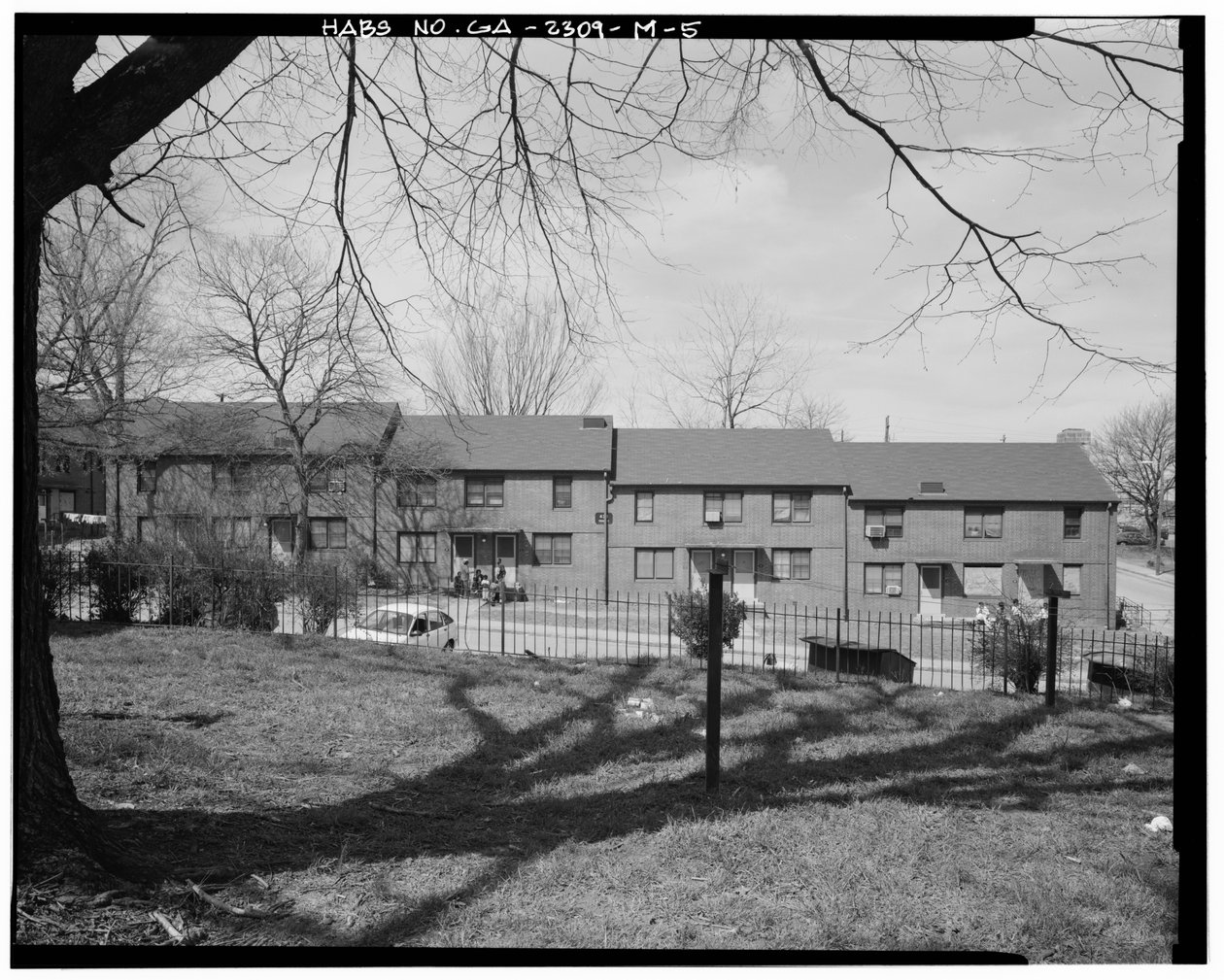 East side - Clark Howell Homes, budynek J-1, 432 Venable Street, Atlanta, Fulton County, GA (zdjęcie czarno-białe) autorstwa American Photographer