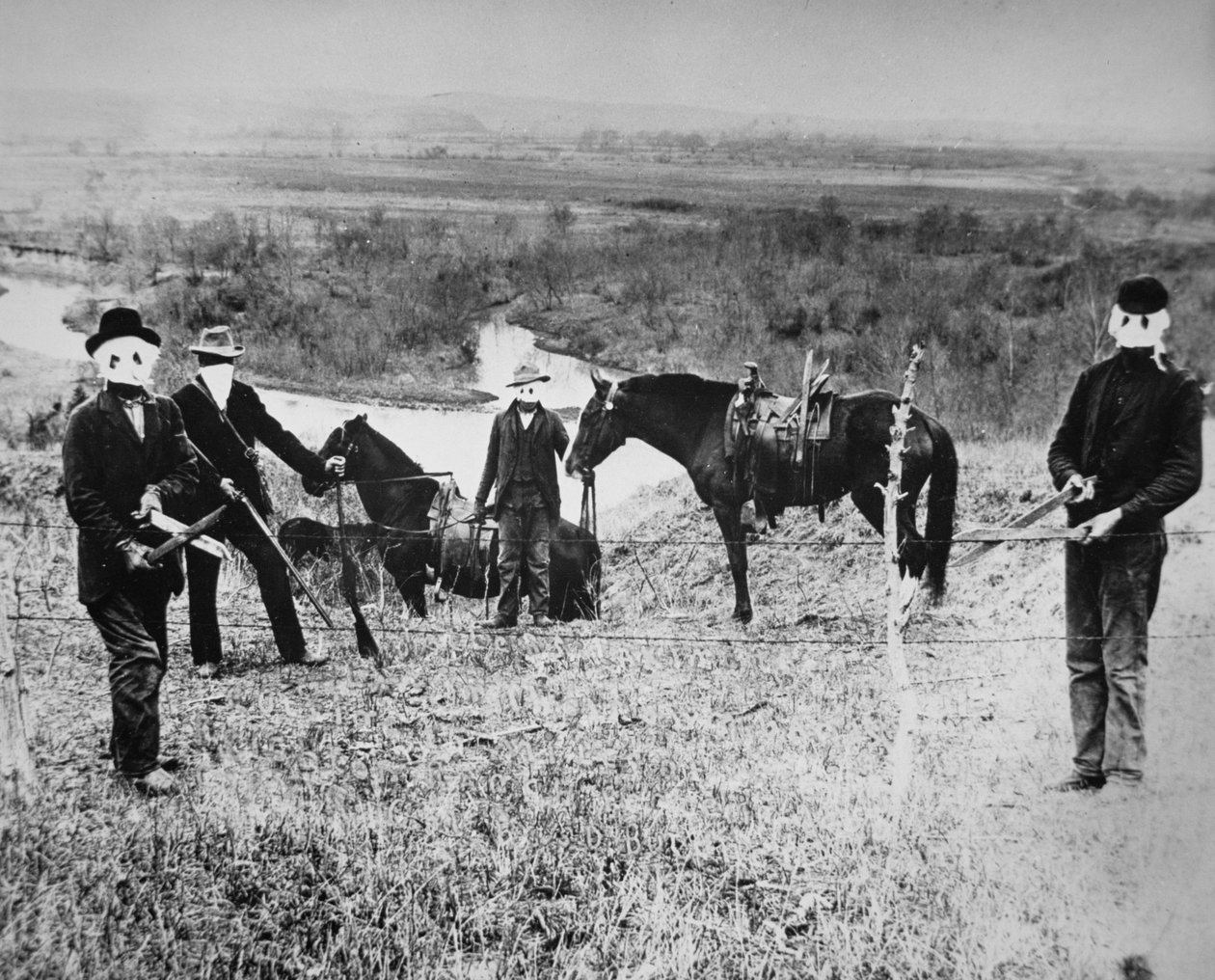 Rolnicy-gospodarze z Nebraski wycinają płoty hodowców bydła w hrabstwie Custer autorstwa American Photographer