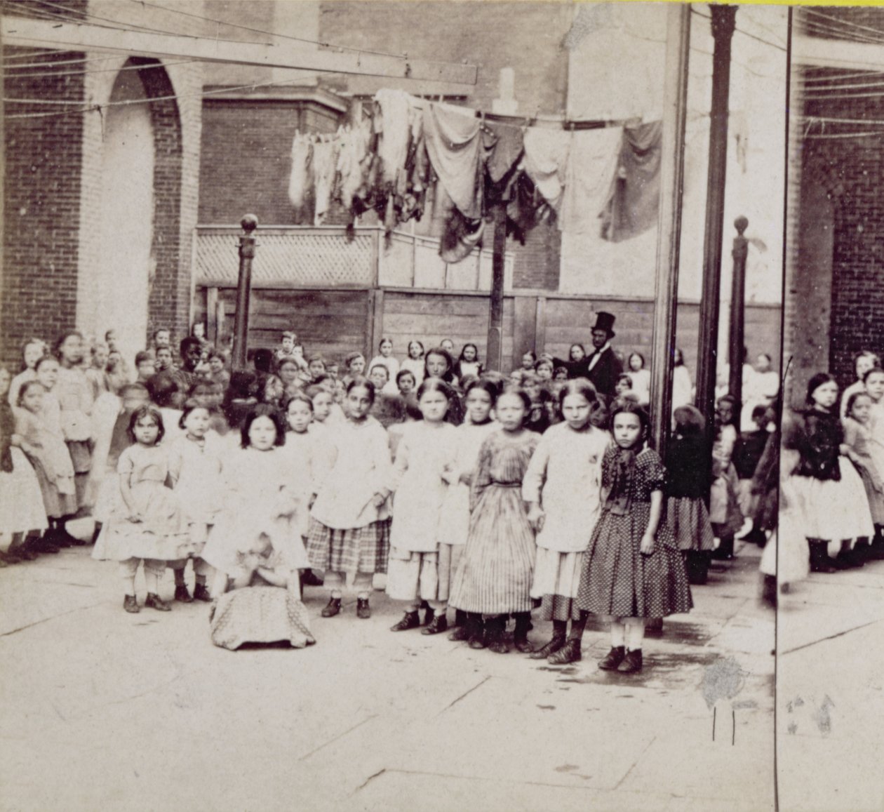 Towarzystwo Opiekunów Kobiet, Dom dla Bezprzyjaciół, 29th Street, Nowy Jork, 4 lipca 1864 r. autorstwa American Photographer